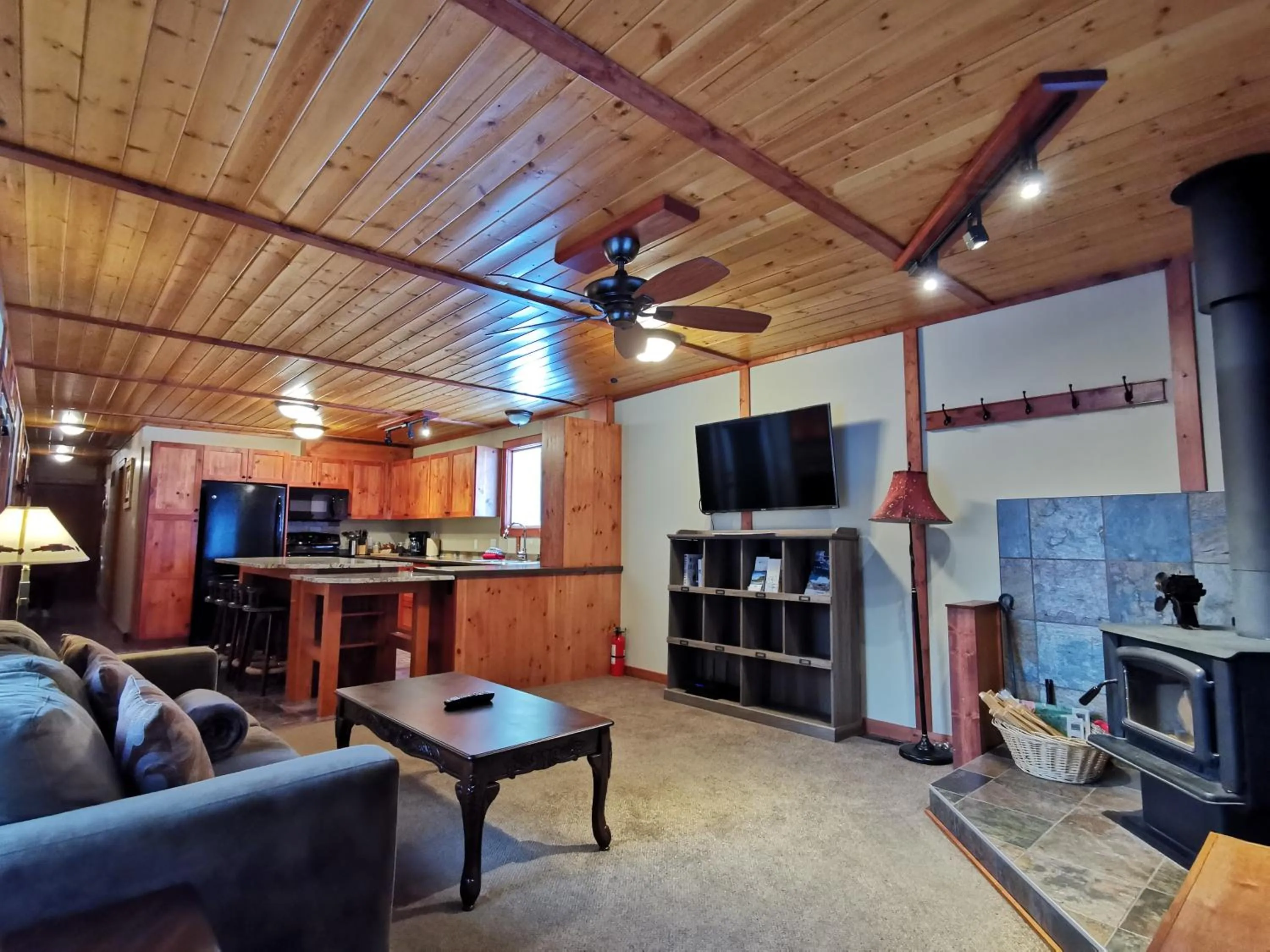 Living room in Cedar House Restaurant & Chalets