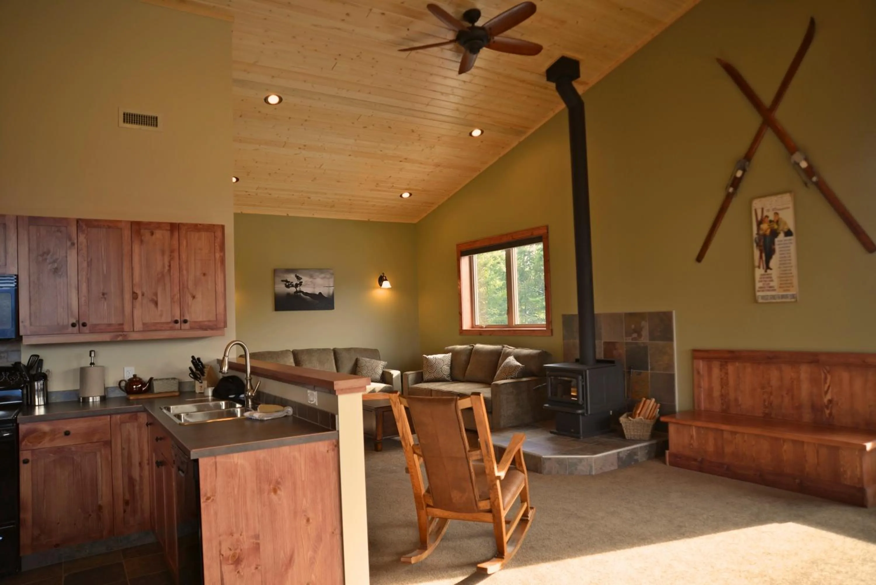 Kitchen or kitchenette in Cedar House Restaurant & Chalets