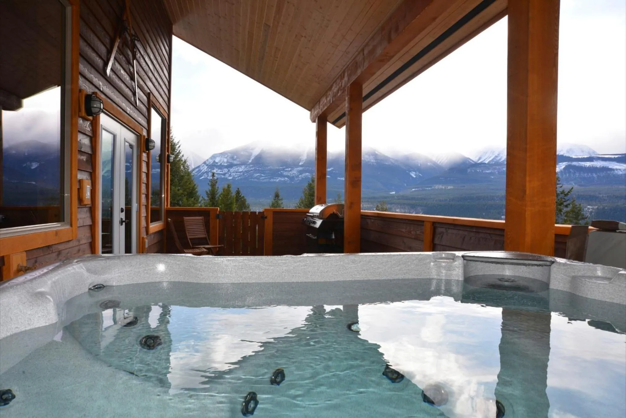 Patio in Cedar House Restaurant & Chalets