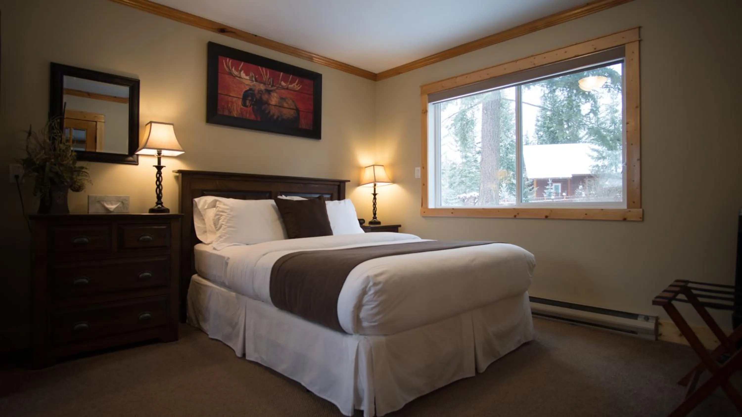 Bed in Cedar House Restaurant & Chalets