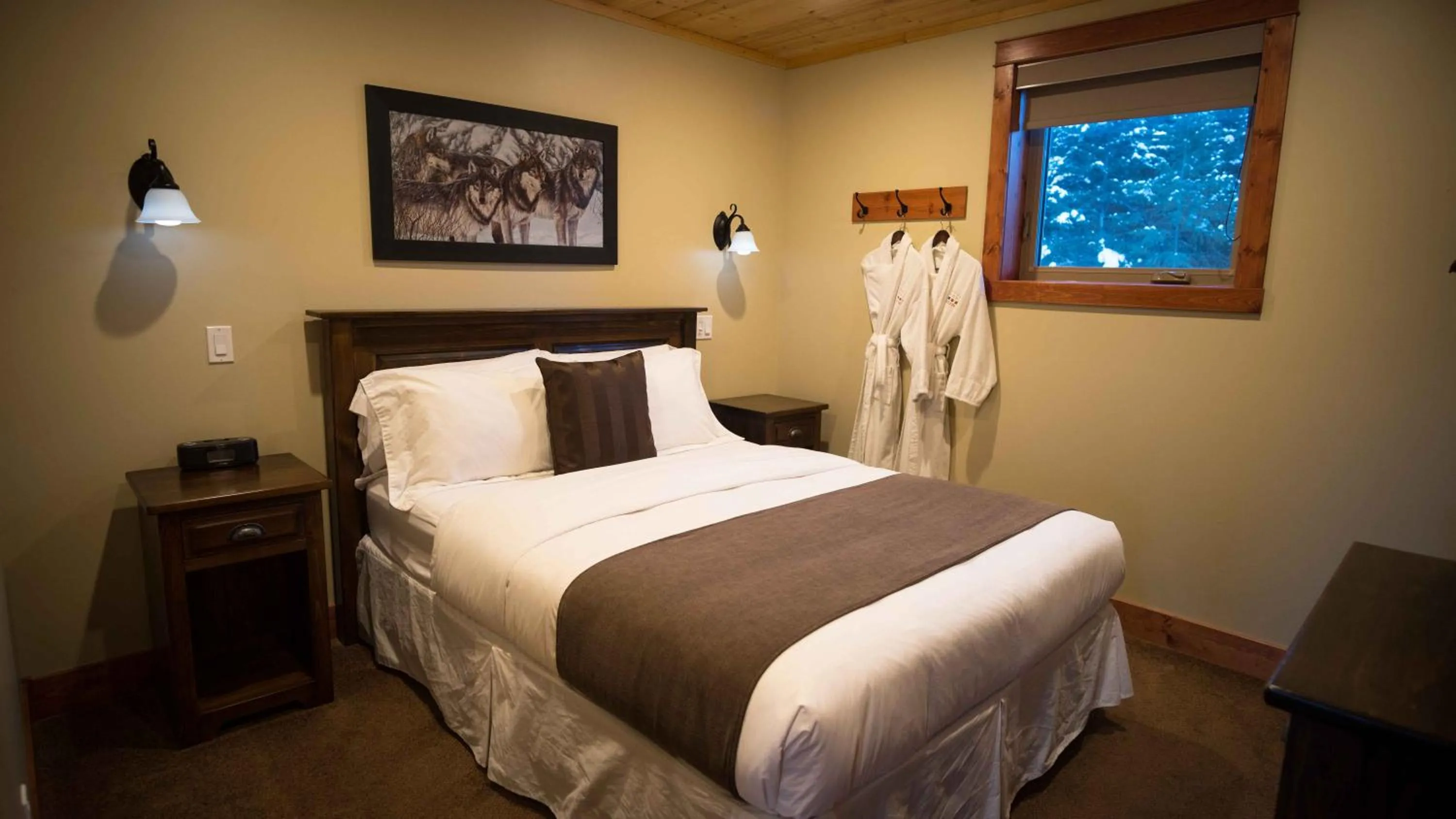 Bed in Cedar House Restaurant & Chalets