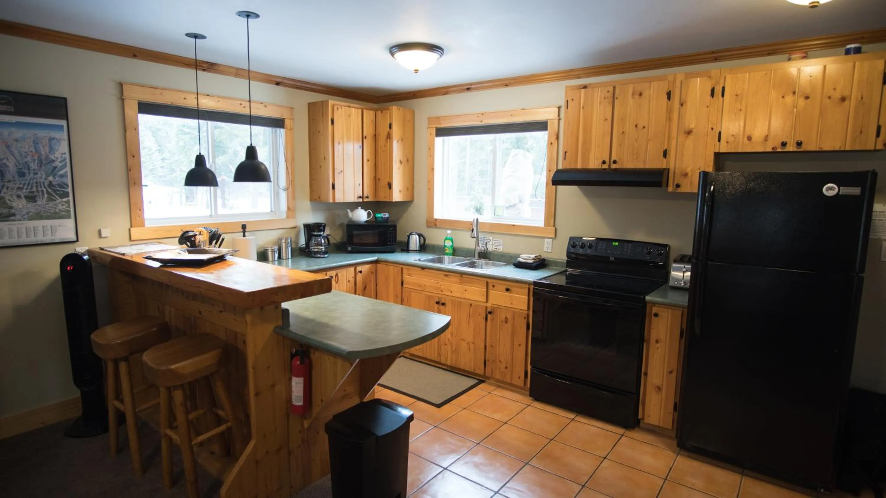 Kitchen or kitchenette in Cedar House Restaurant & Chalets