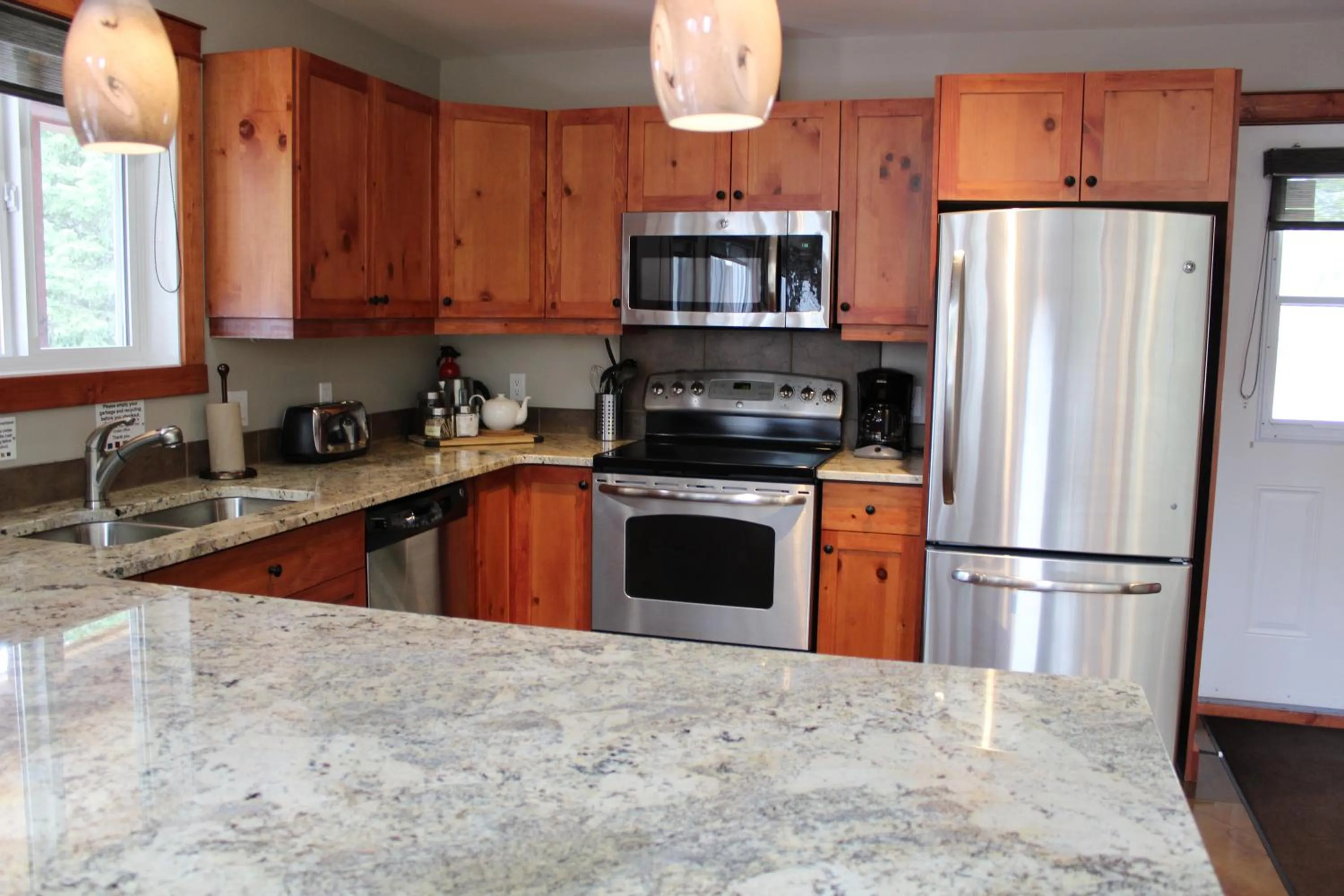 Kitchen or kitchenette in Cedar House Restaurant & Chalets