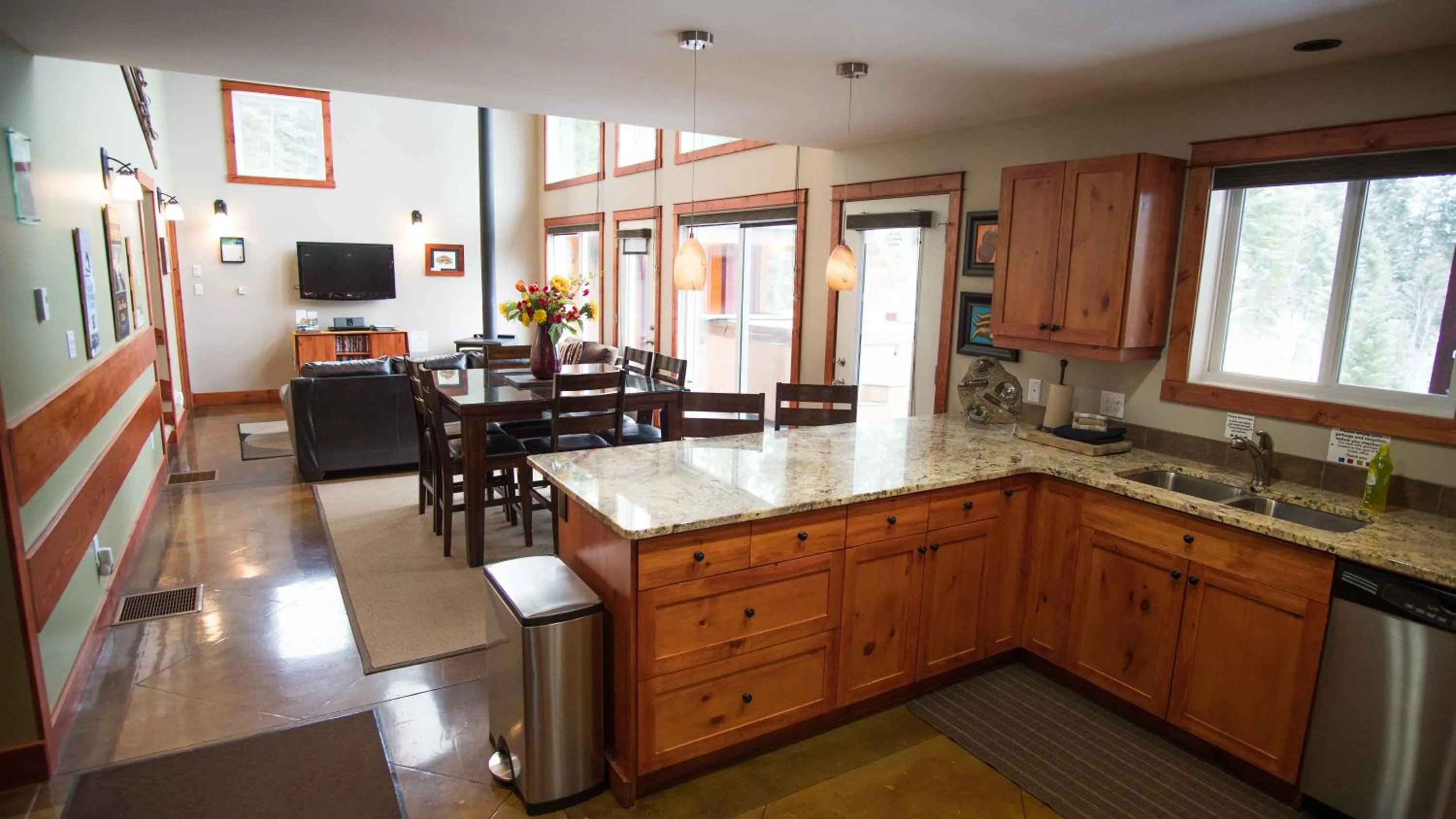 TV and multimedia in Cedar House Restaurant & Chalets