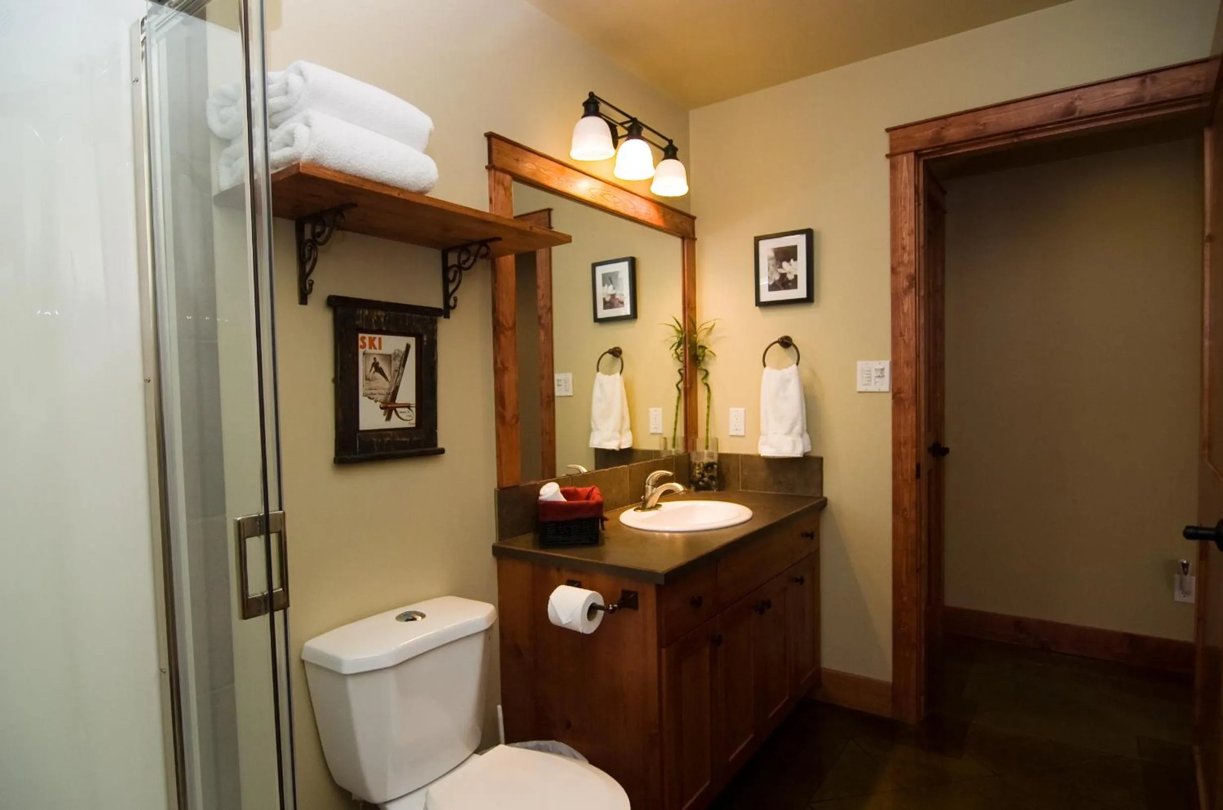 Bathroom in Cedar House Restaurant & Chalets