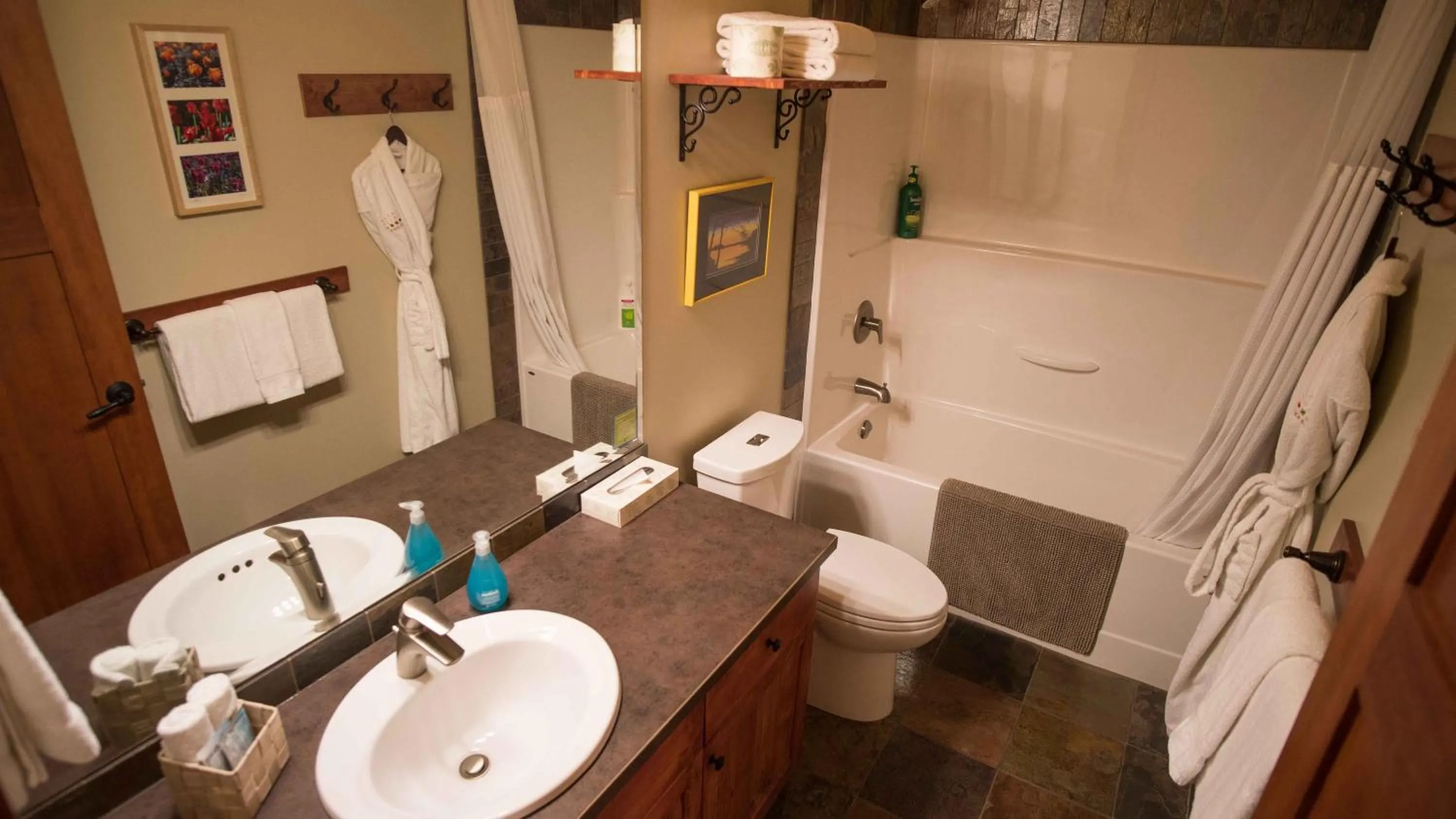 Shower in Cedar House Restaurant & Chalets