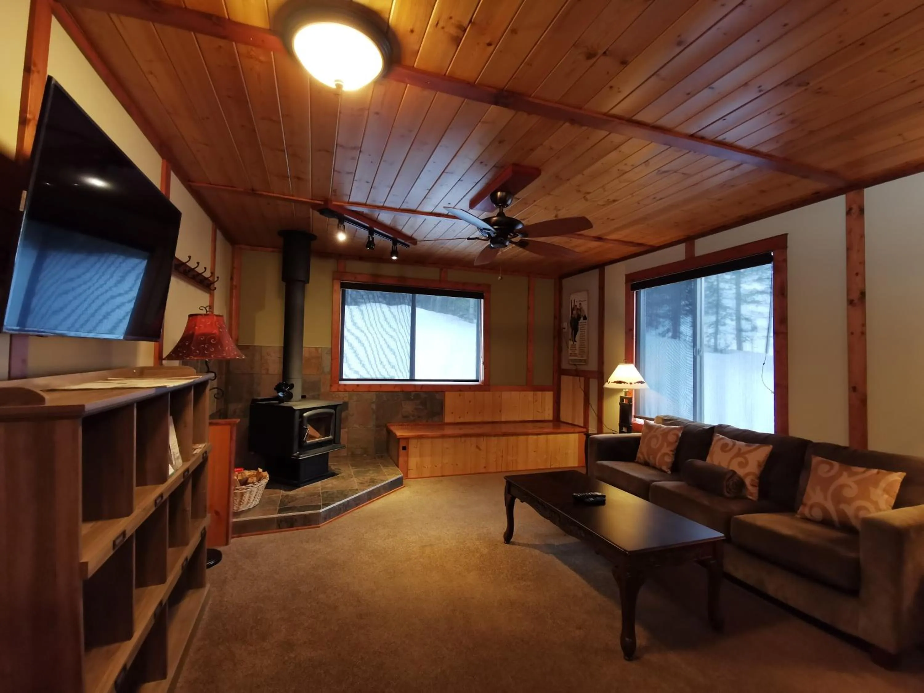 Living room in Cedar House Restaurant & Chalets