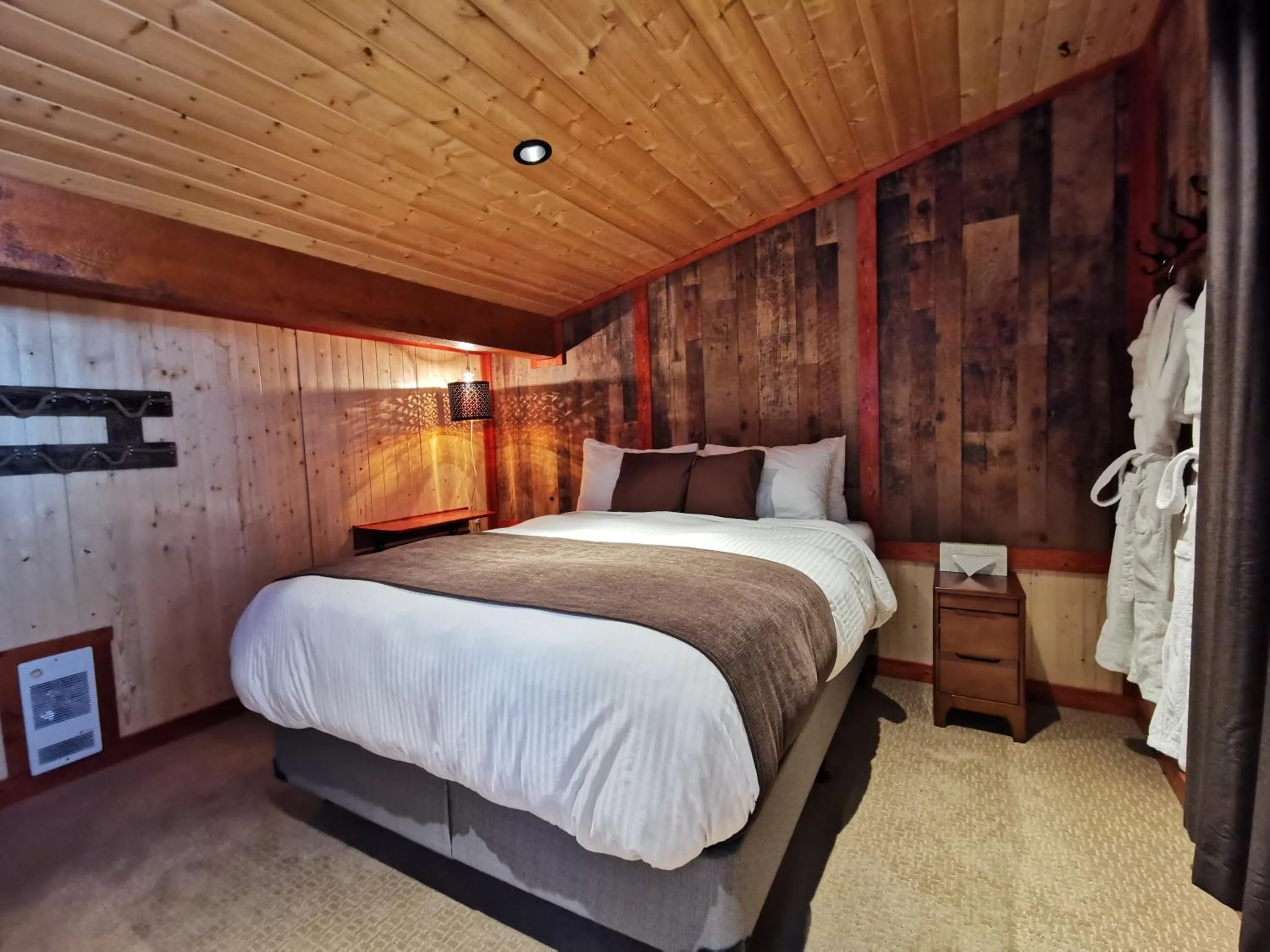 Bedroom, Bed in Cedar House Restaurant & Chalets