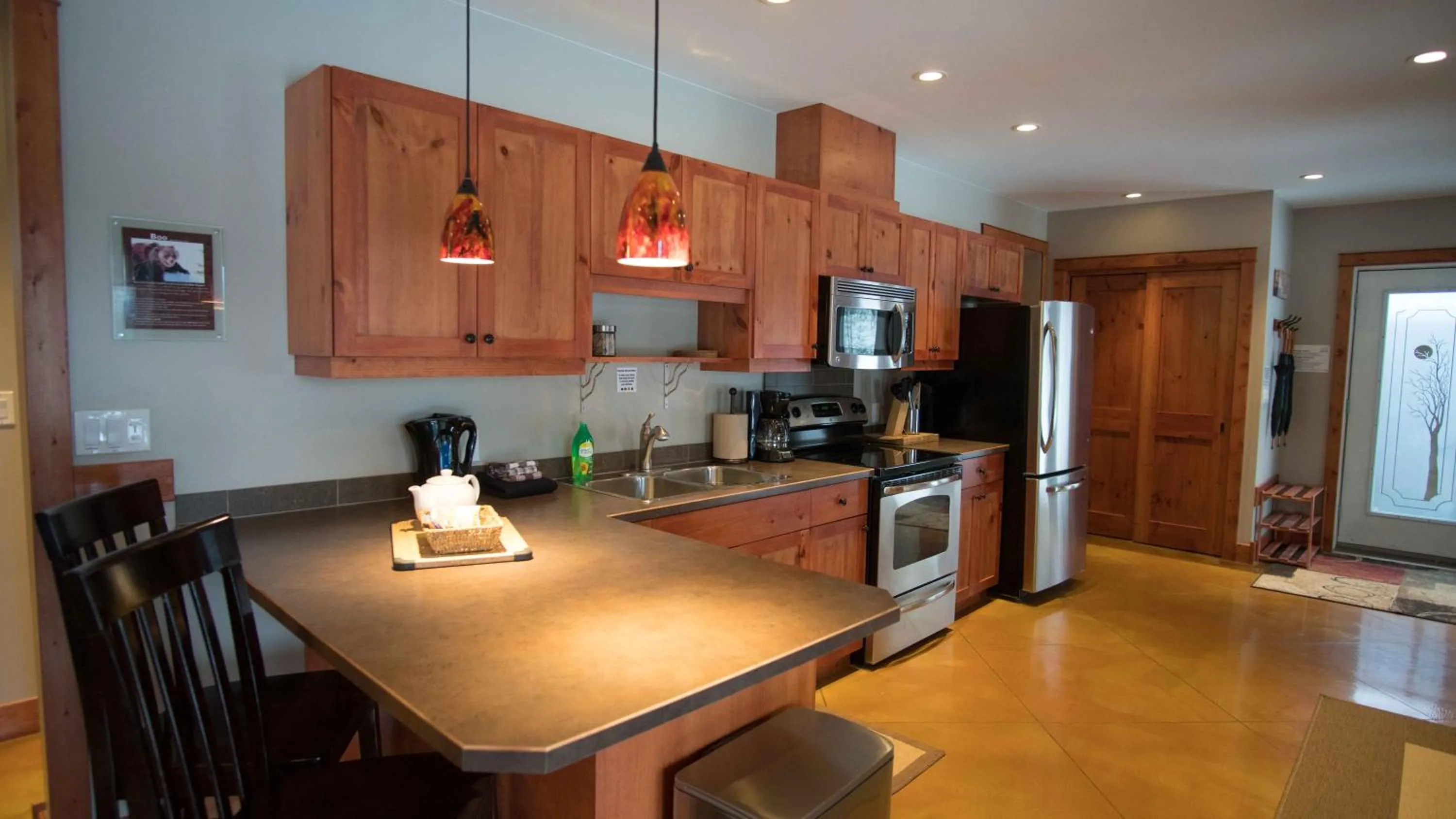 Kitchen or kitchenette in Cedar House Restaurant & Chalets