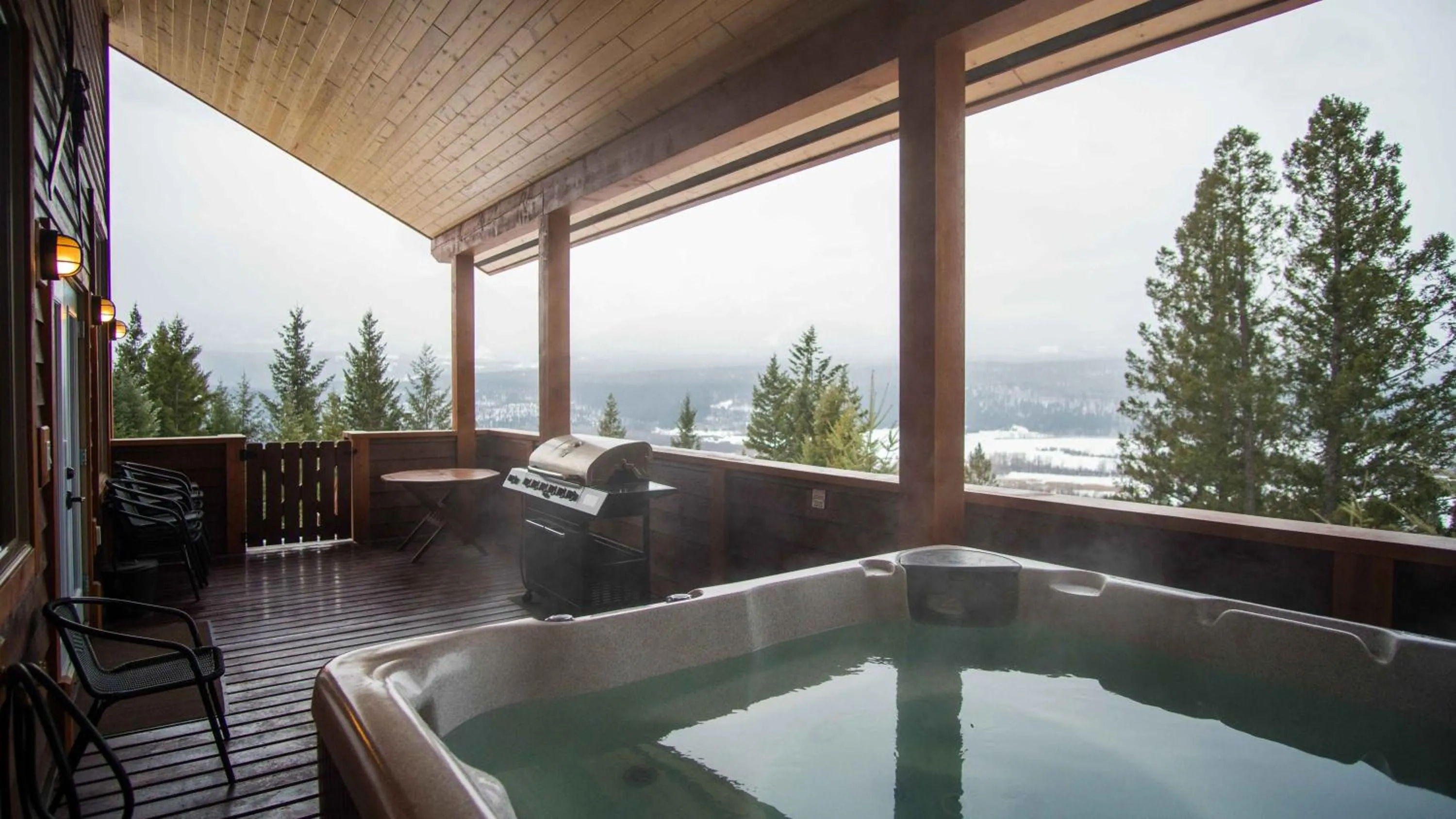 Patio in Cedar House Restaurant & Chalets