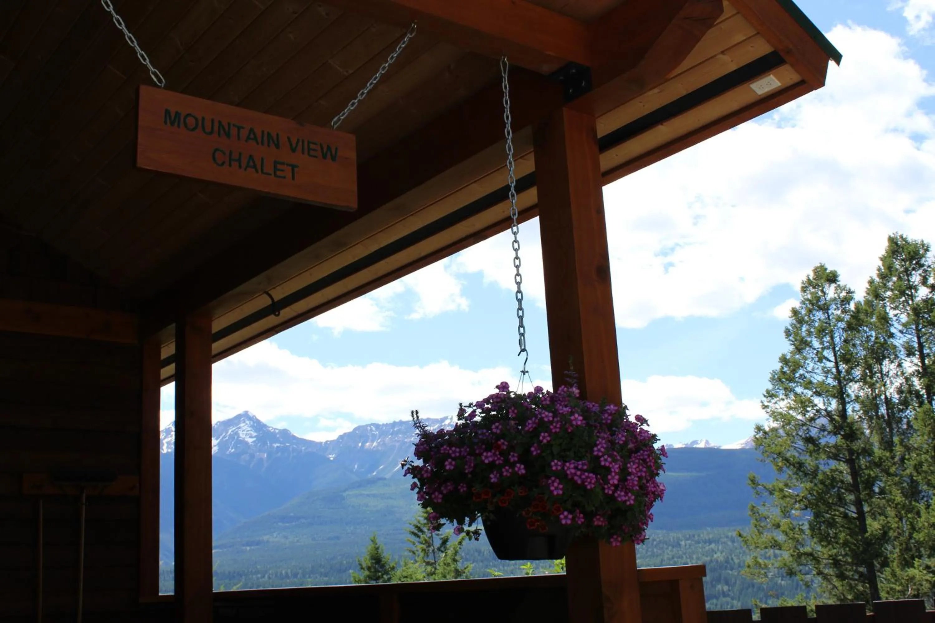 Facade/entrance in Cedar House Restaurant & Chalets