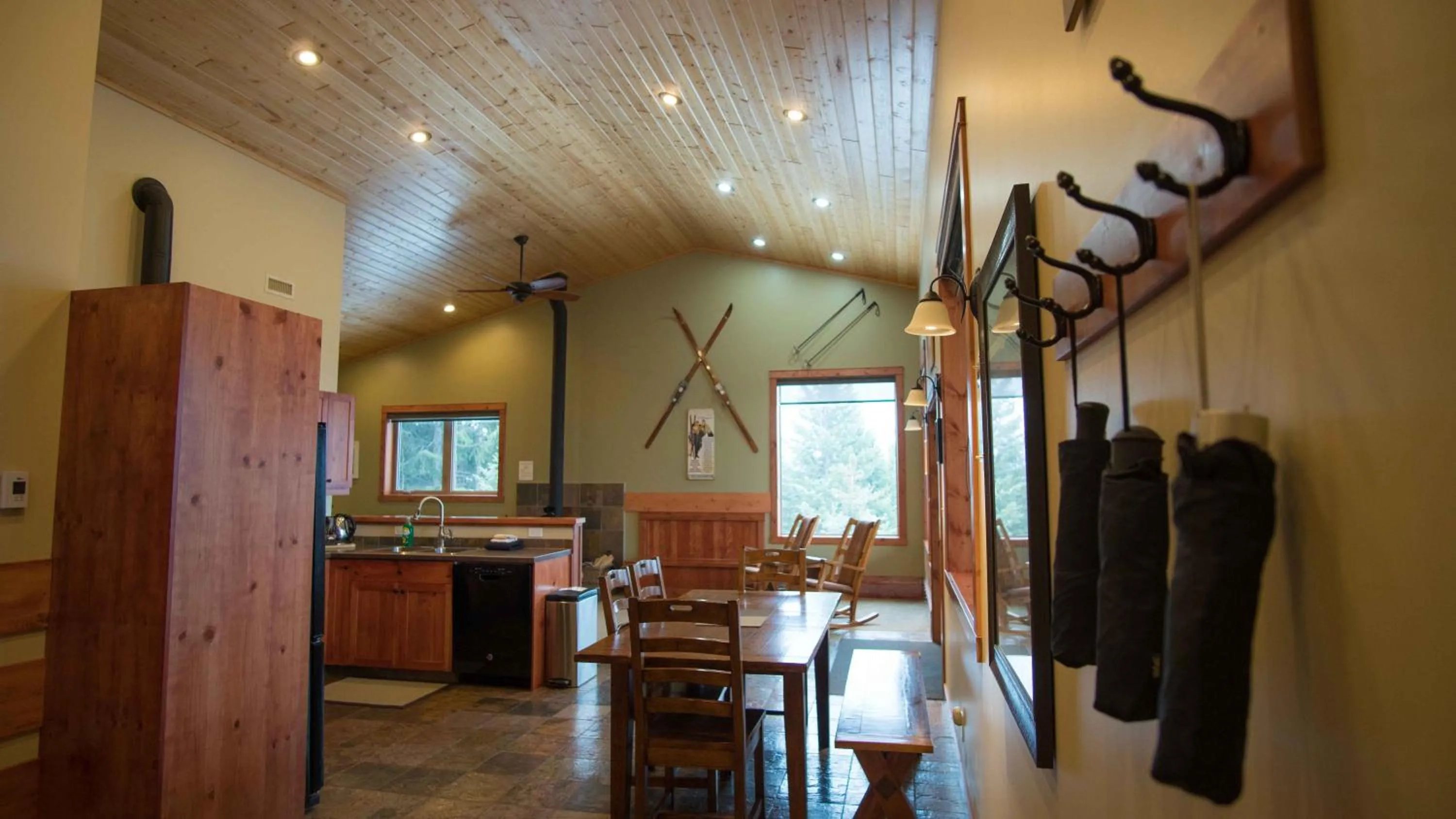 Kitchen or kitchenette in Cedar House Restaurant & Chalets