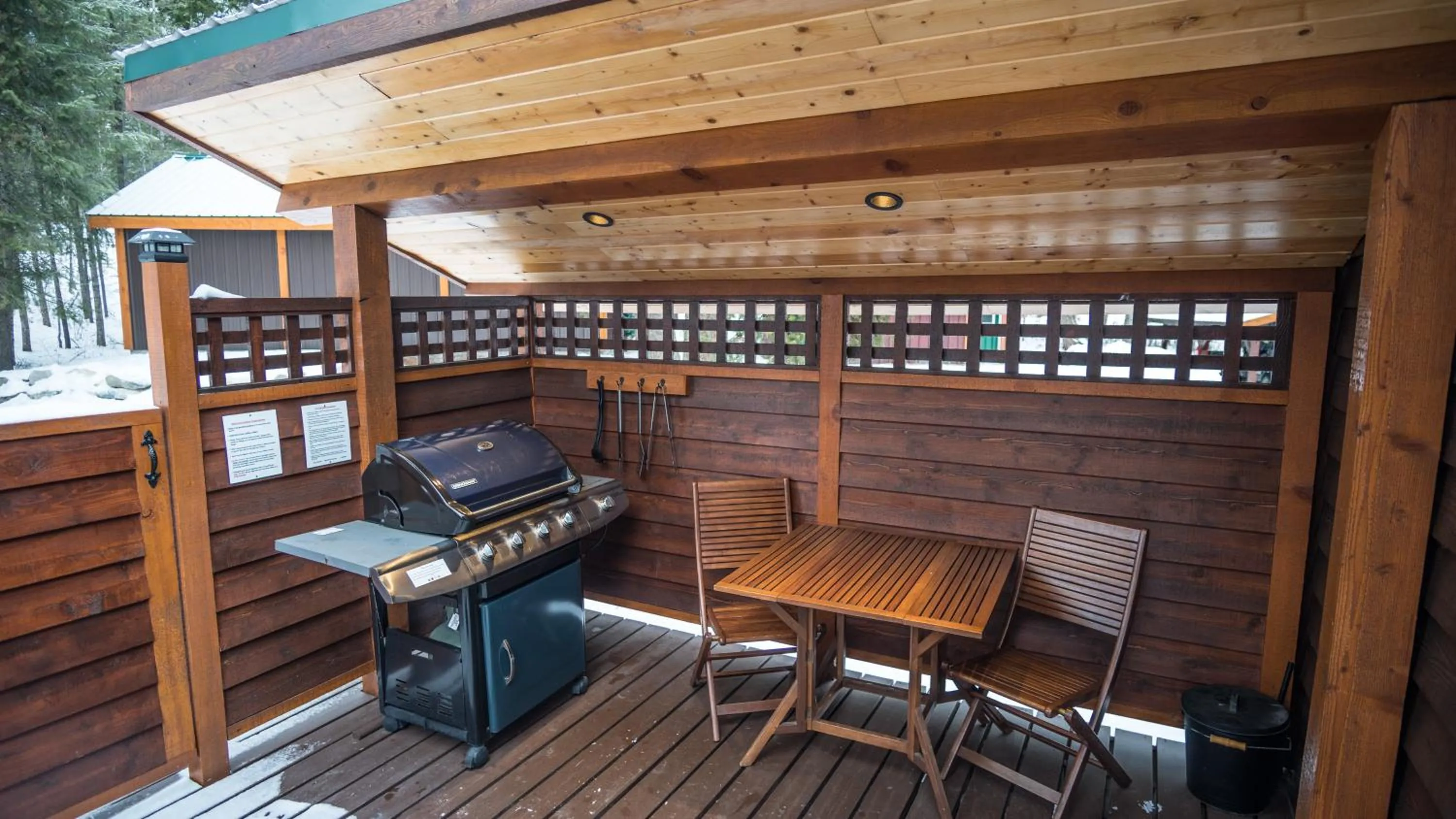 BBQ facilities in Cedar House Restaurant & Chalets