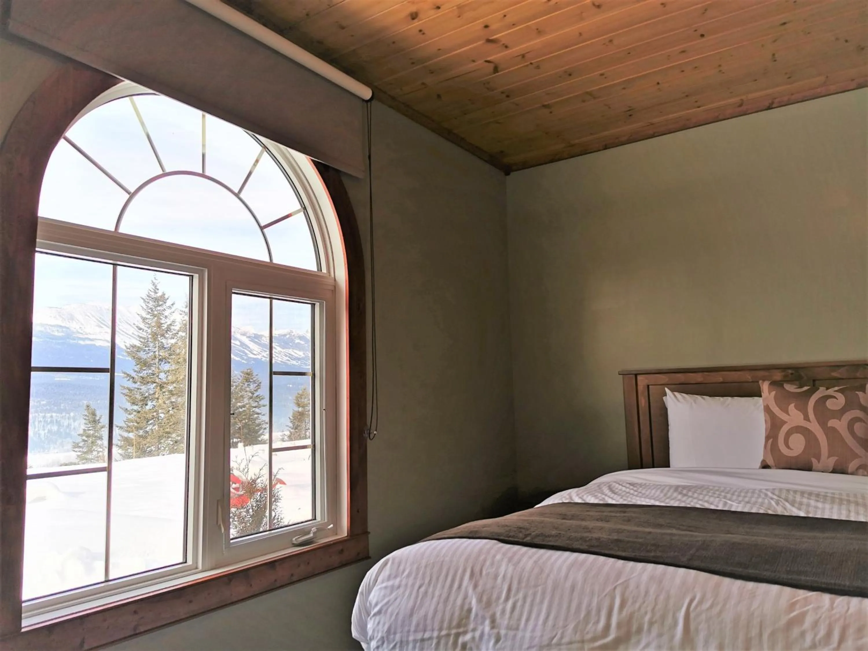 Bedroom, Bed in Cedar House Restaurant & Chalets