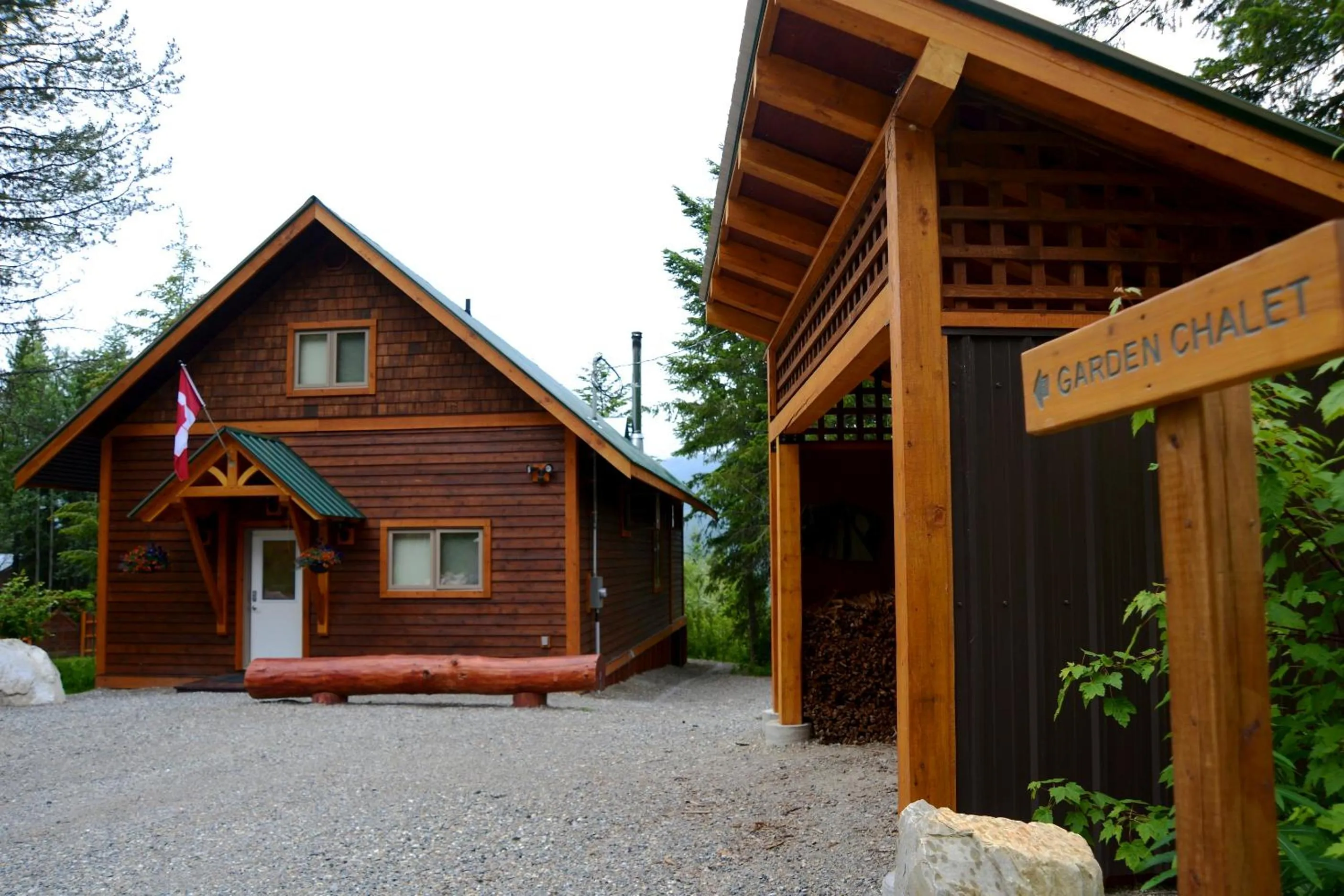 Facade/entrance in Cedar House Restaurant & Chalets