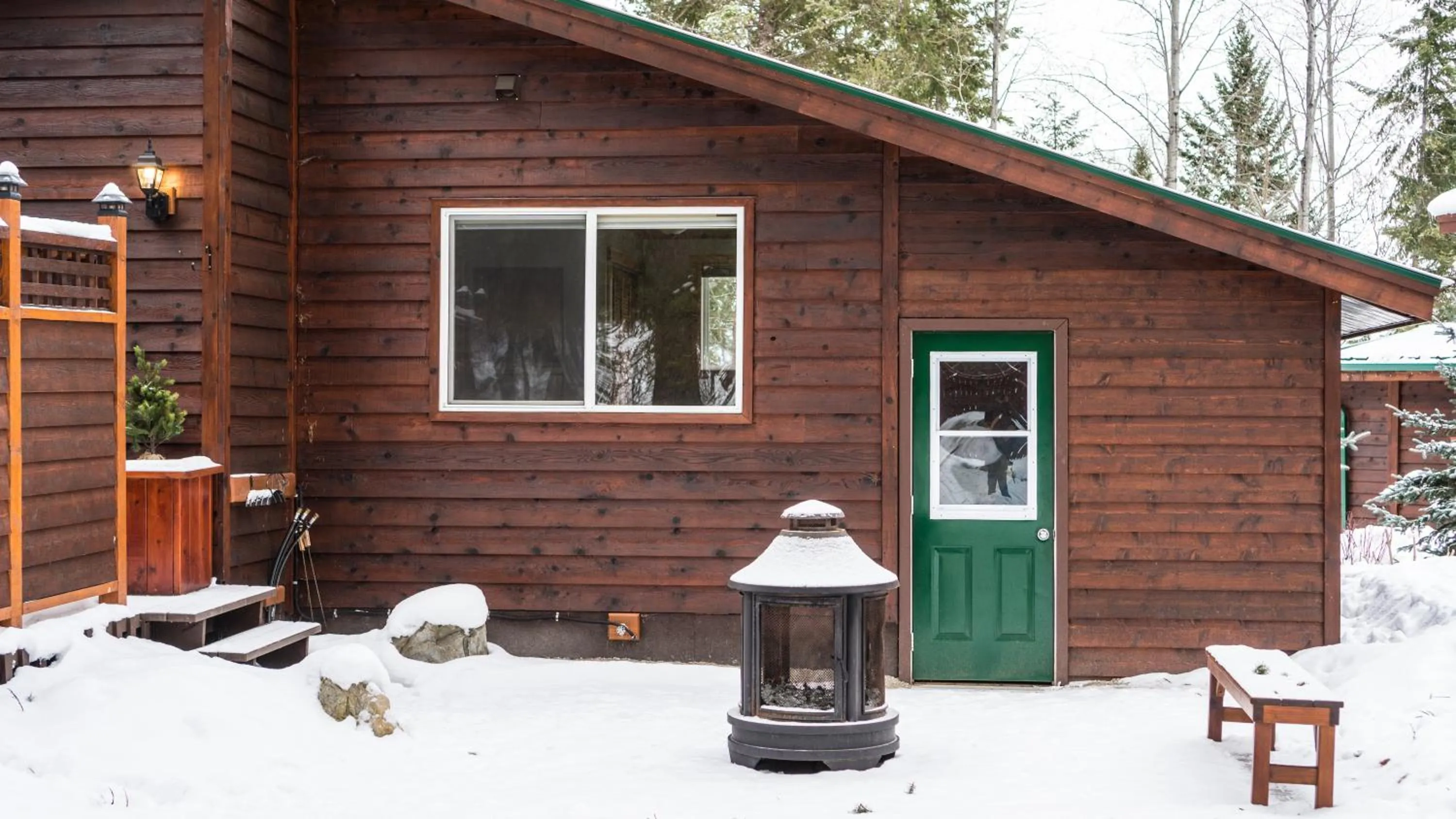 Patio in Cedar House Restaurant & Chalets