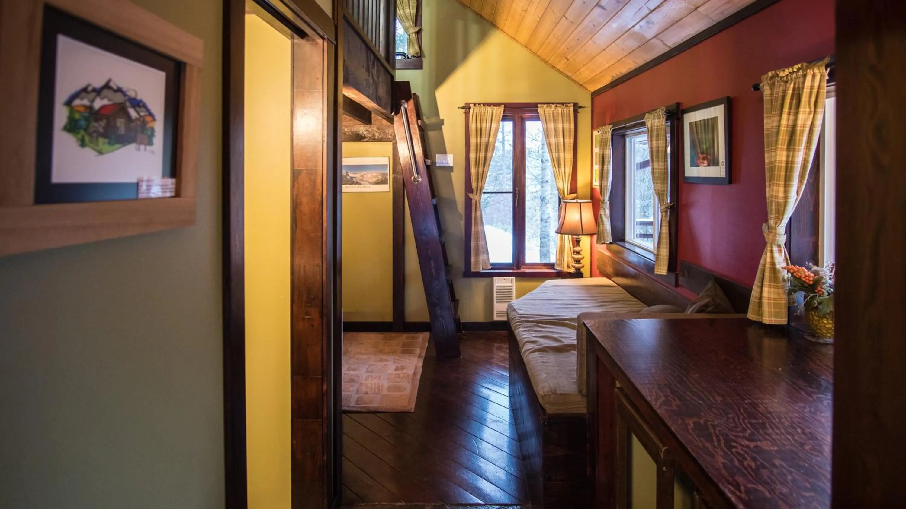 Bed in Cedar House Restaurant & Chalets