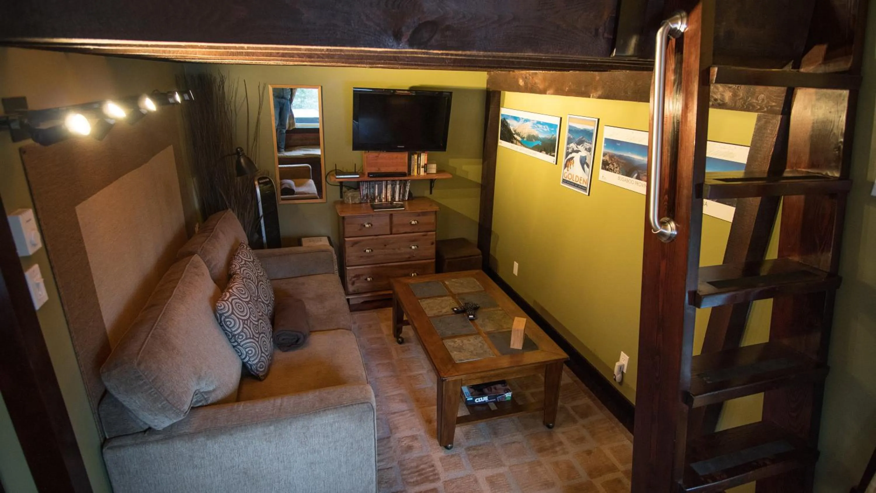 TV and multimedia in Cedar House Restaurant & Chalets