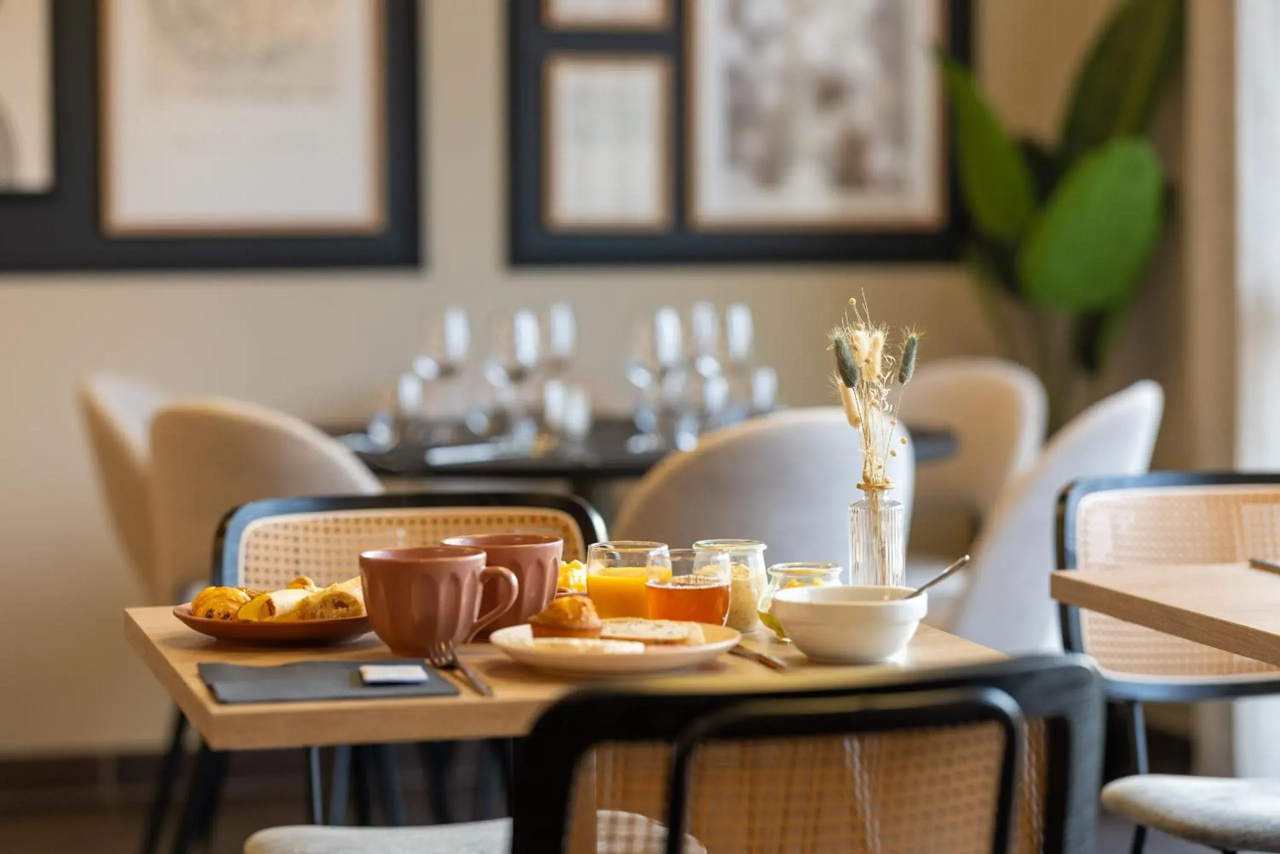 Buffet breakfast in Brit Hotel Saint-Méen-le-Grand en Brocéliande Buffet breakfast in Brit Hotel Saint-Méen-le-Grand en Brocéliande