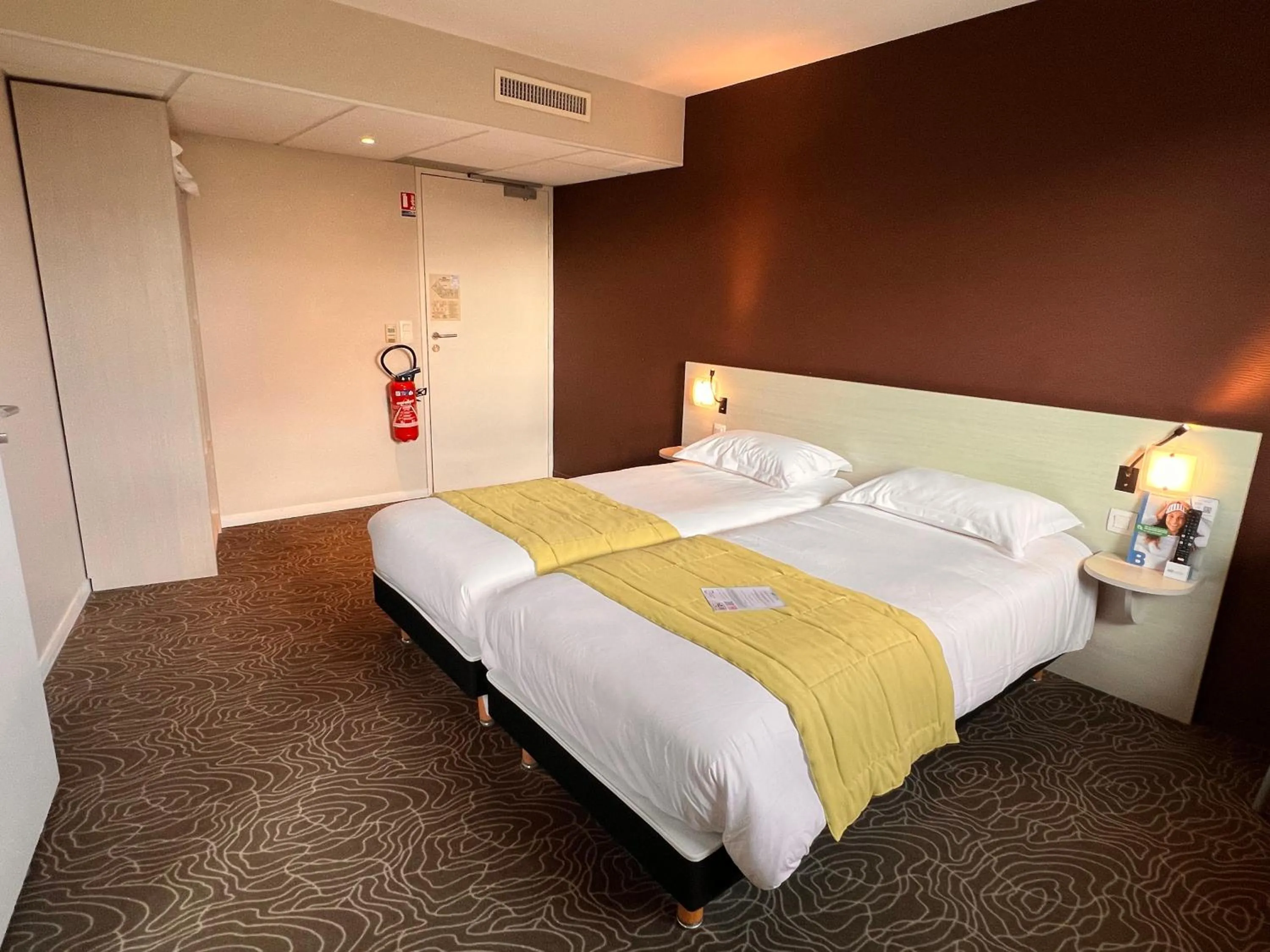 Bed in Brit Hotel Saint-Méen-le-Grand en Brocéliande