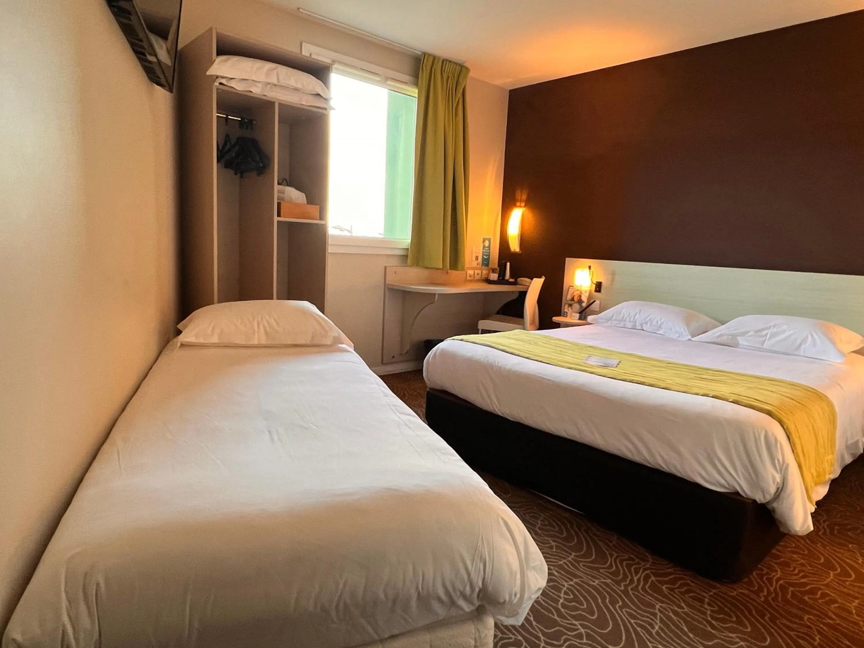 Photo of the whole room, Bed in Brit Hotel Saint-Méen-le-Grand en Brocéliande