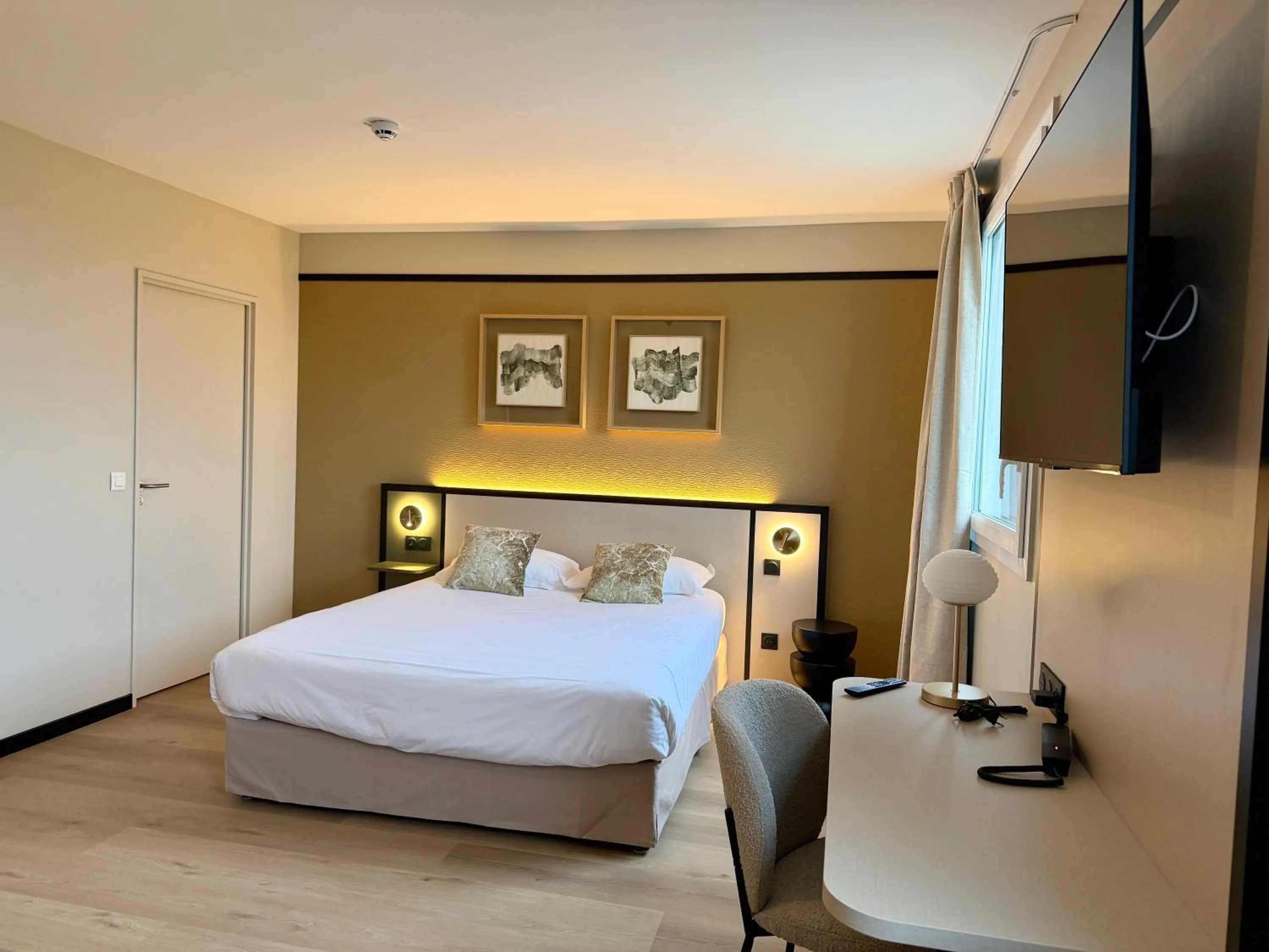 Bed in Brit Hotel Saint-Méen-le-Grand en Brocéliande