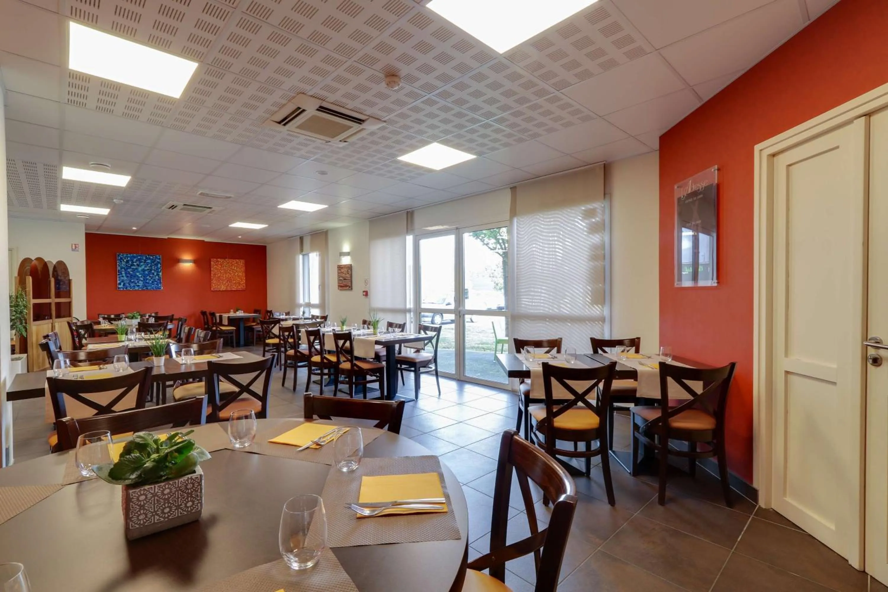 Breakfast in Brit Hotel Saint-Méen-le-Grand en Brocéliande