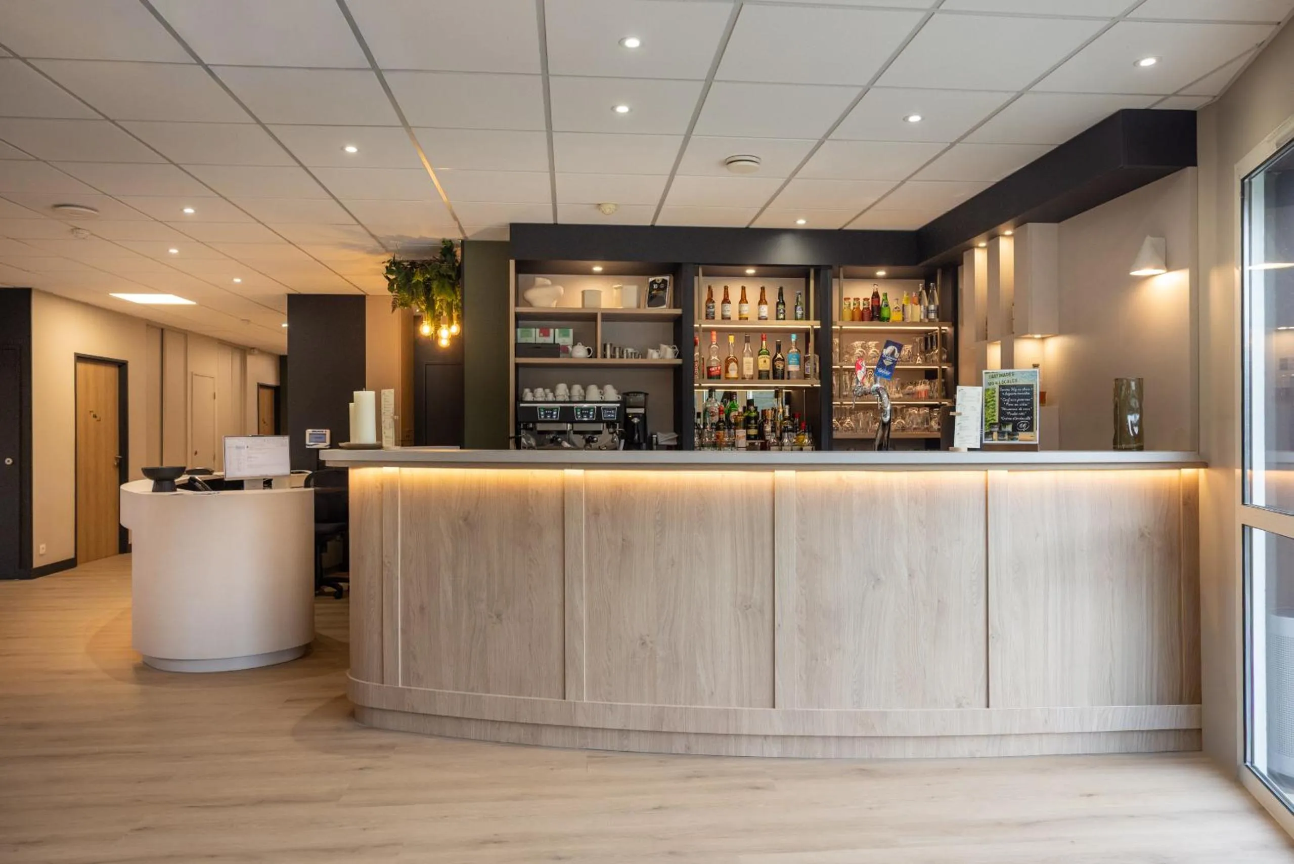 Lounge or bar in Brit Hotel Saint-Méen-le-Grand en Brocéliande