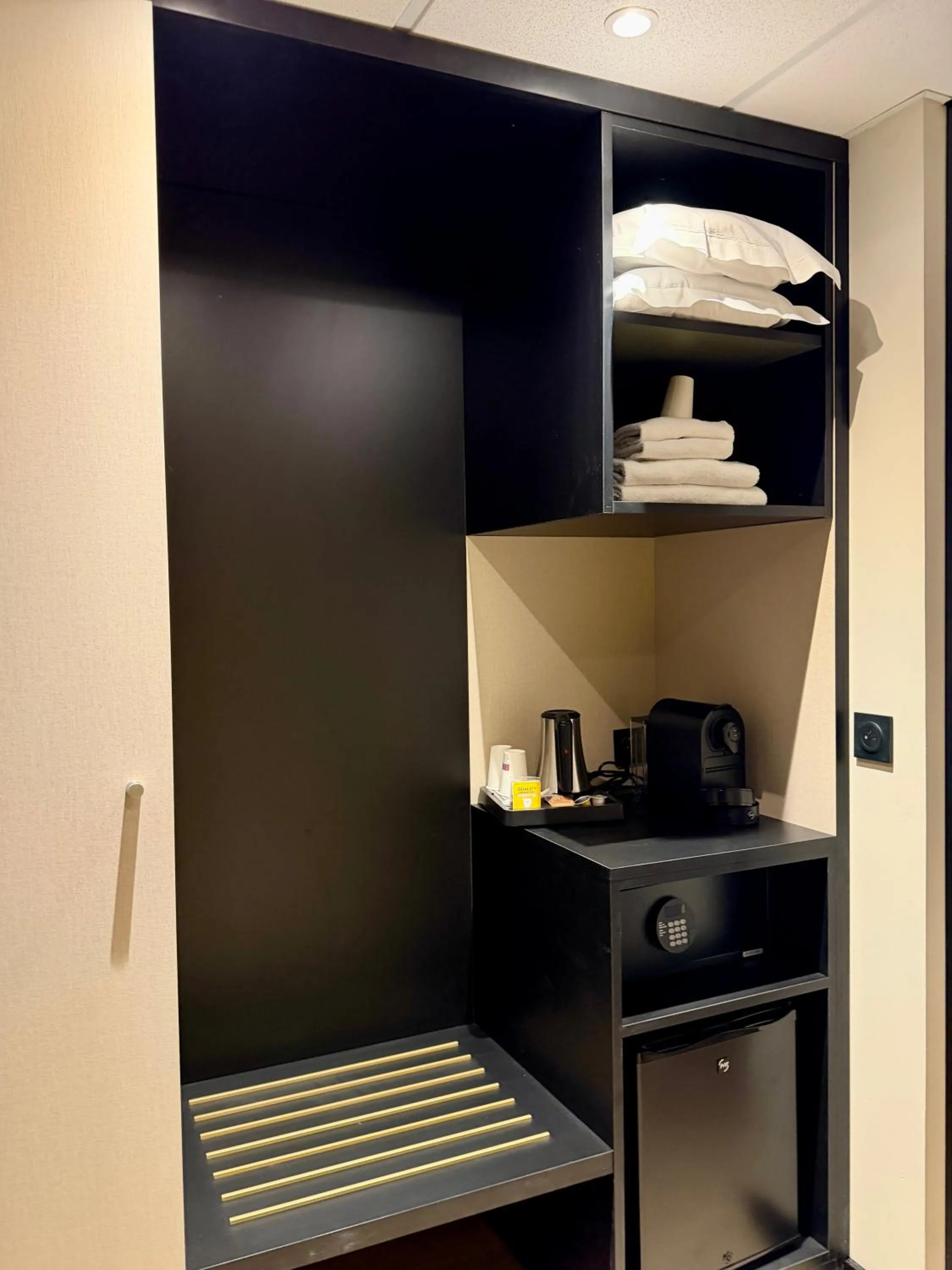 minibar in Brit Hotel Saint-Méen-le-Grand en Brocéliande