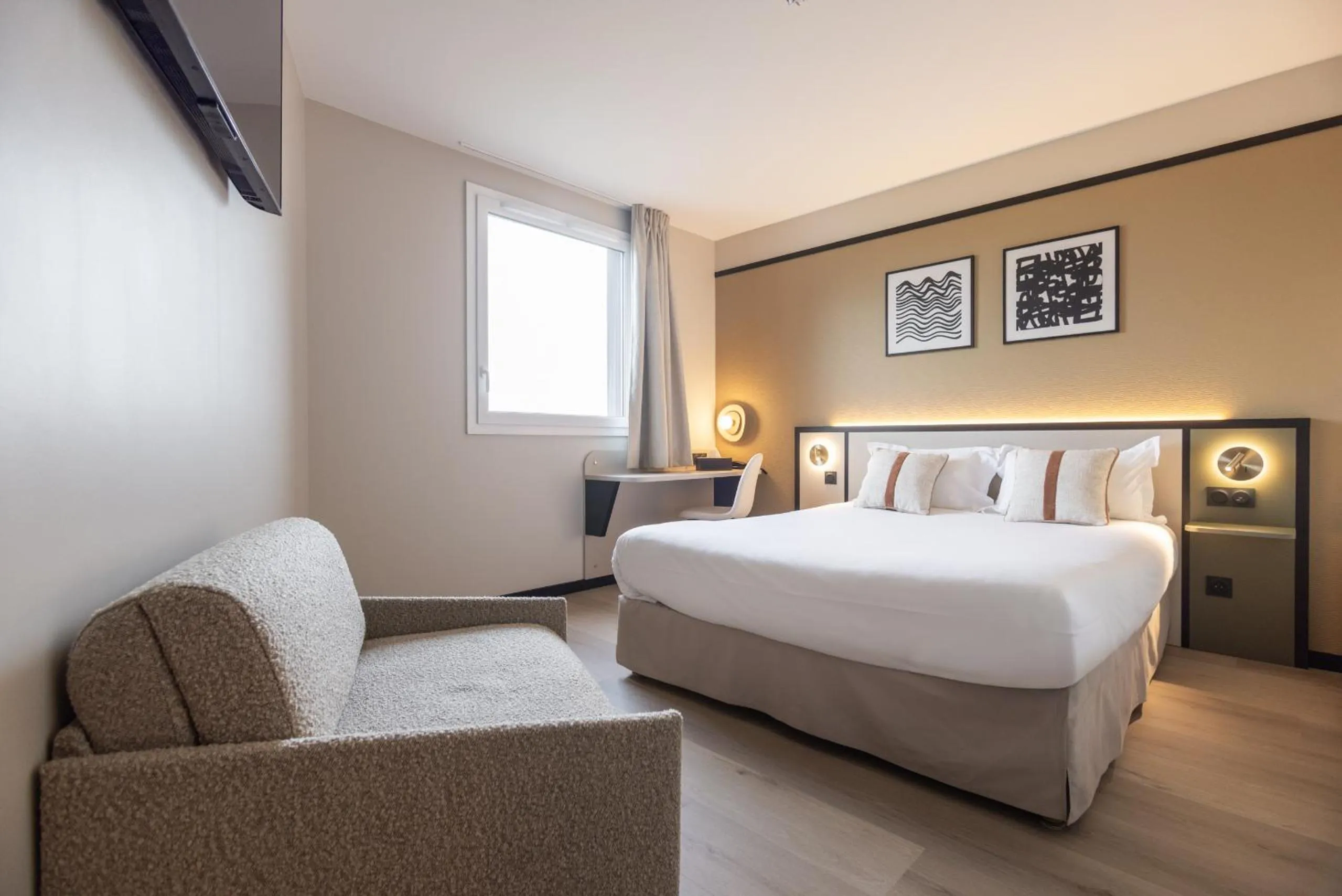 Photo of the whole room, Bed in Brit Hotel Saint-Méen-le-Grand en Brocéliande