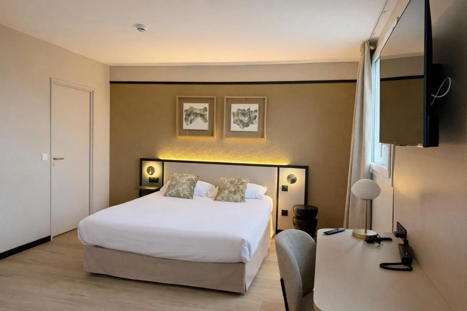 Photo of the whole room, Bed in Brit Hotel Saint-Méen-le-Grand en Brocéliande