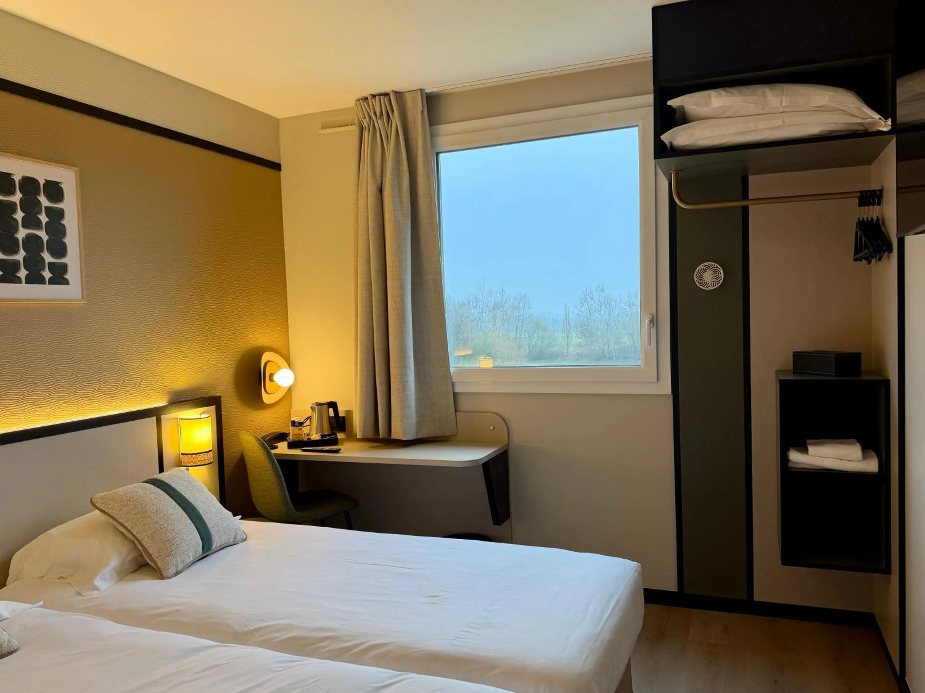 Coffee/tea facilities, Bed in Brit Hotel Saint-Méen-le-Grand en Brocéliande