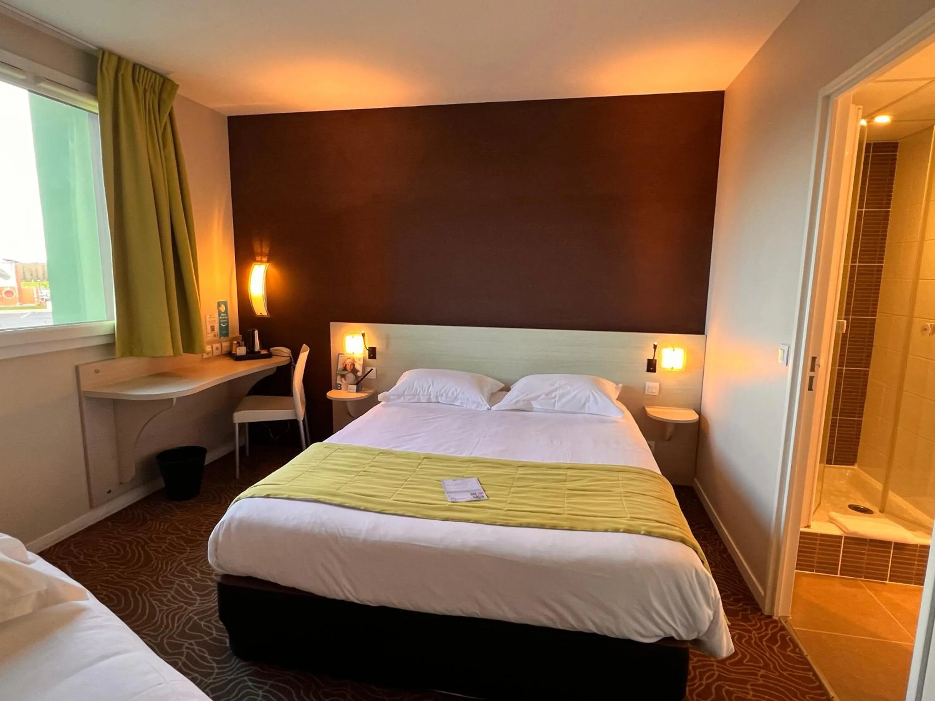 Bed in Brit Hotel Saint-Méen-le-Grand en Brocéliande