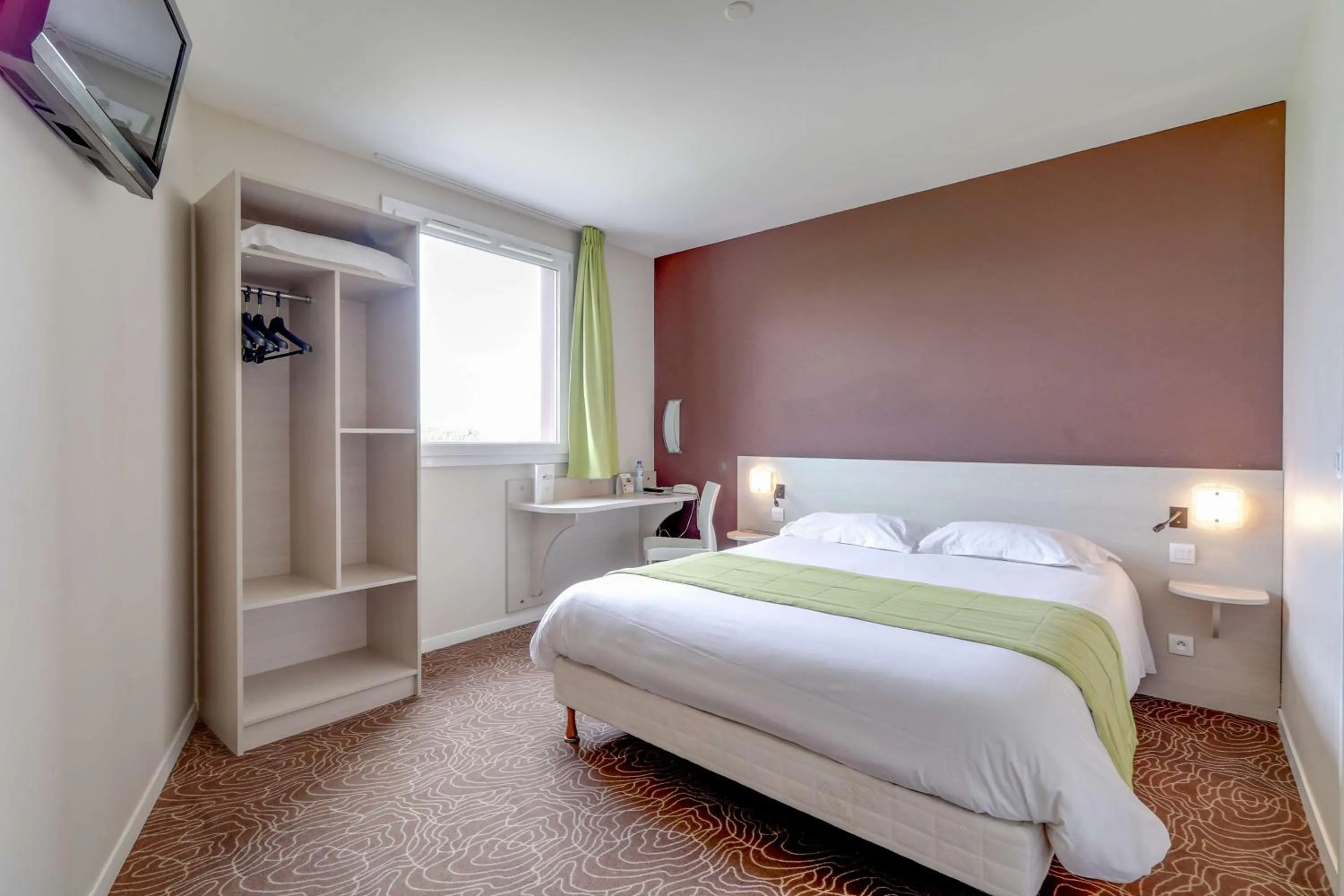 Bedroom, Bed in Brit Hotel Saint-Méen-le-Grand en Brocéliande