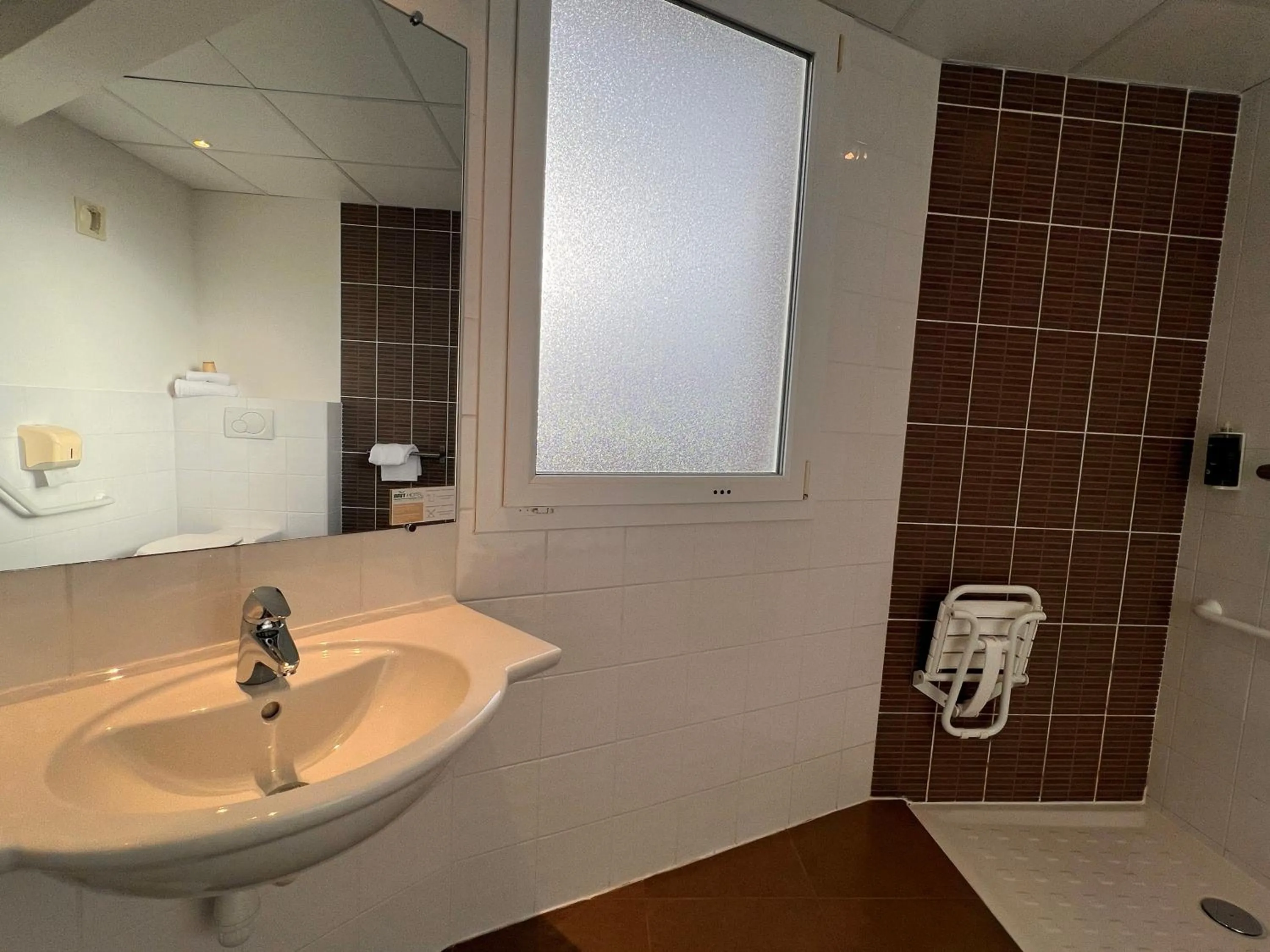 Shower in Brit Hotel Saint-Méen-le-Grand en Brocéliande