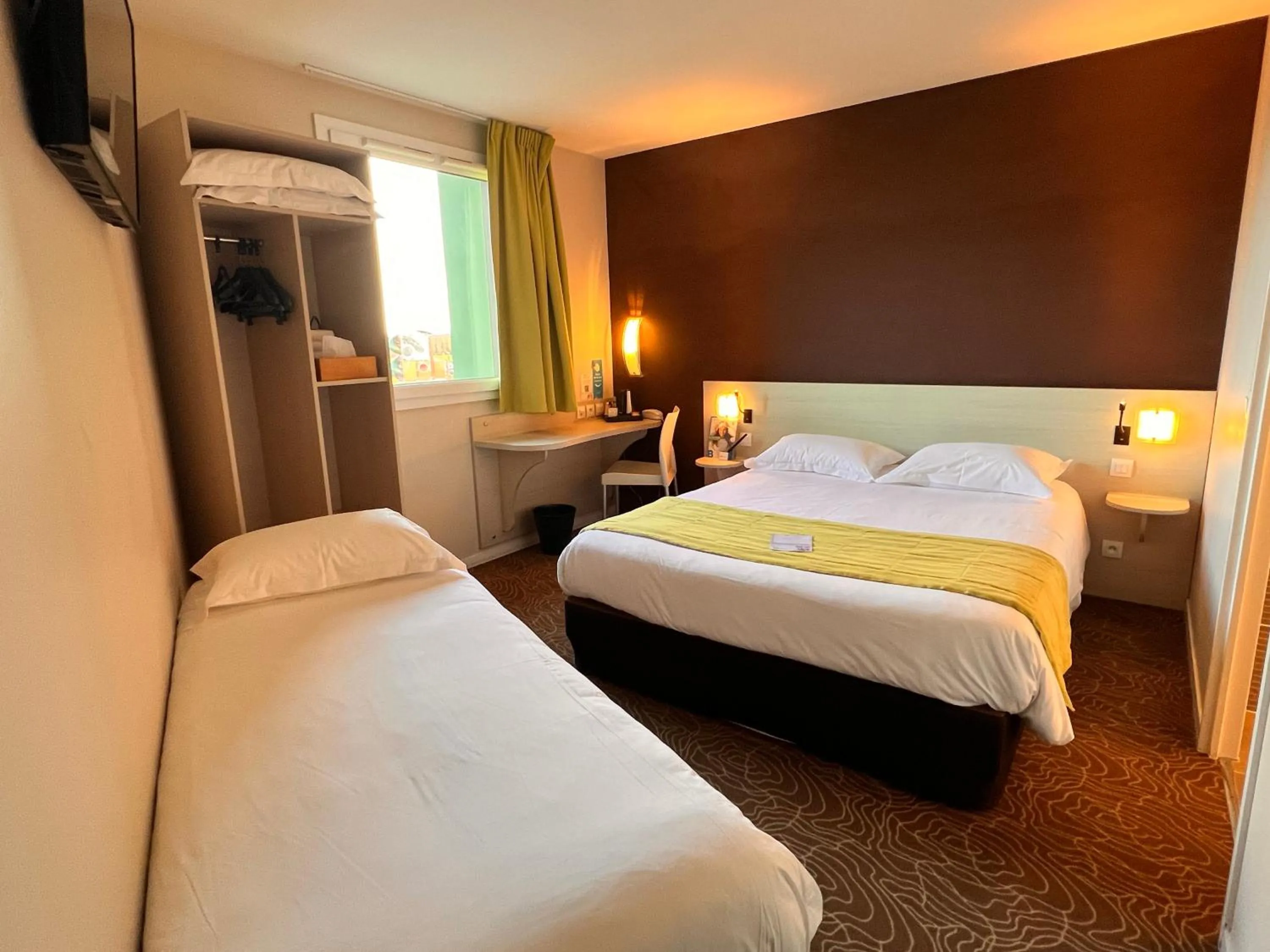 Photo of the whole room, Bed in Brit Hotel Saint-Méen-le-Grand en Brocéliande