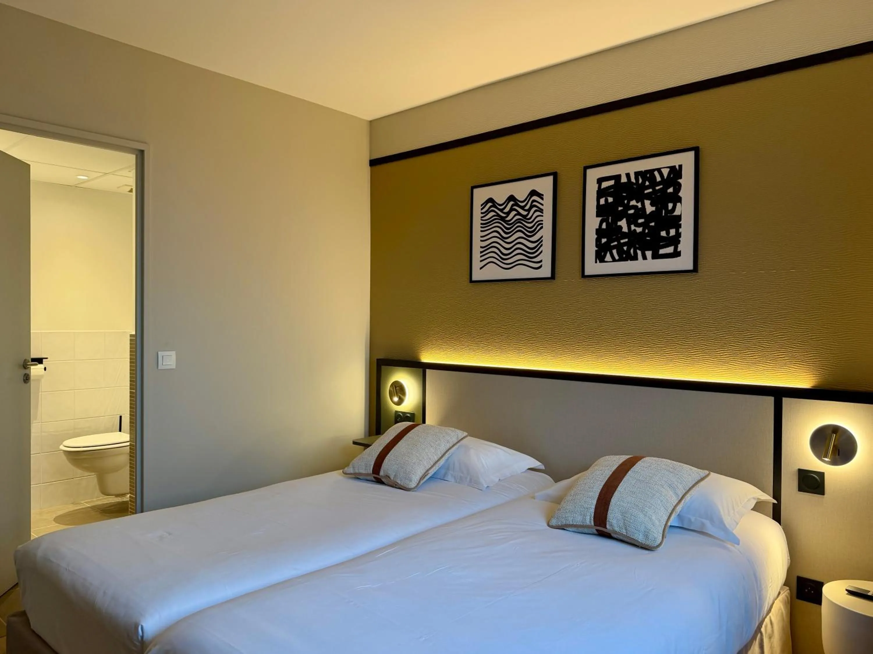 Decorative detail, Bed in Brit Hotel Saint-Méen-le-Grand en Brocéliande