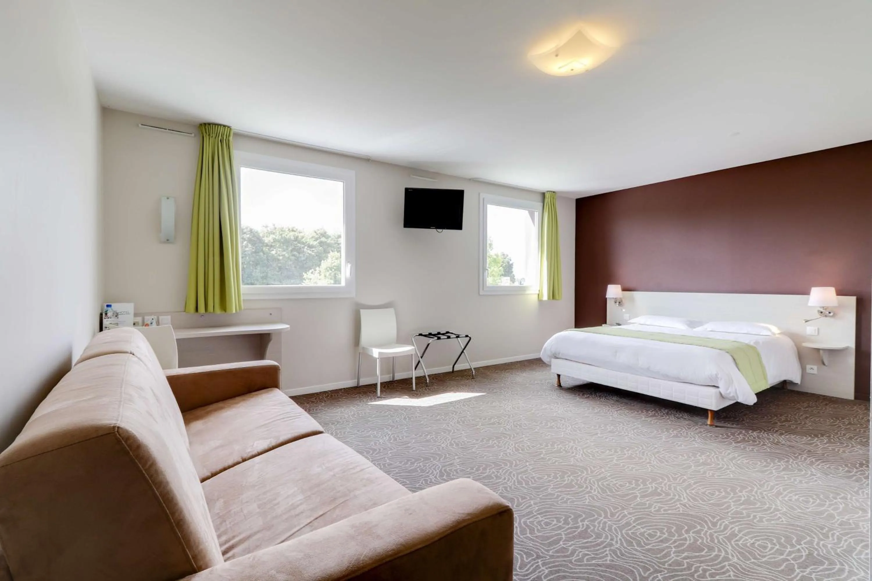 Bedroom, Bed in Brit Hotel Saint-Méen-le-Grand en Brocéliande