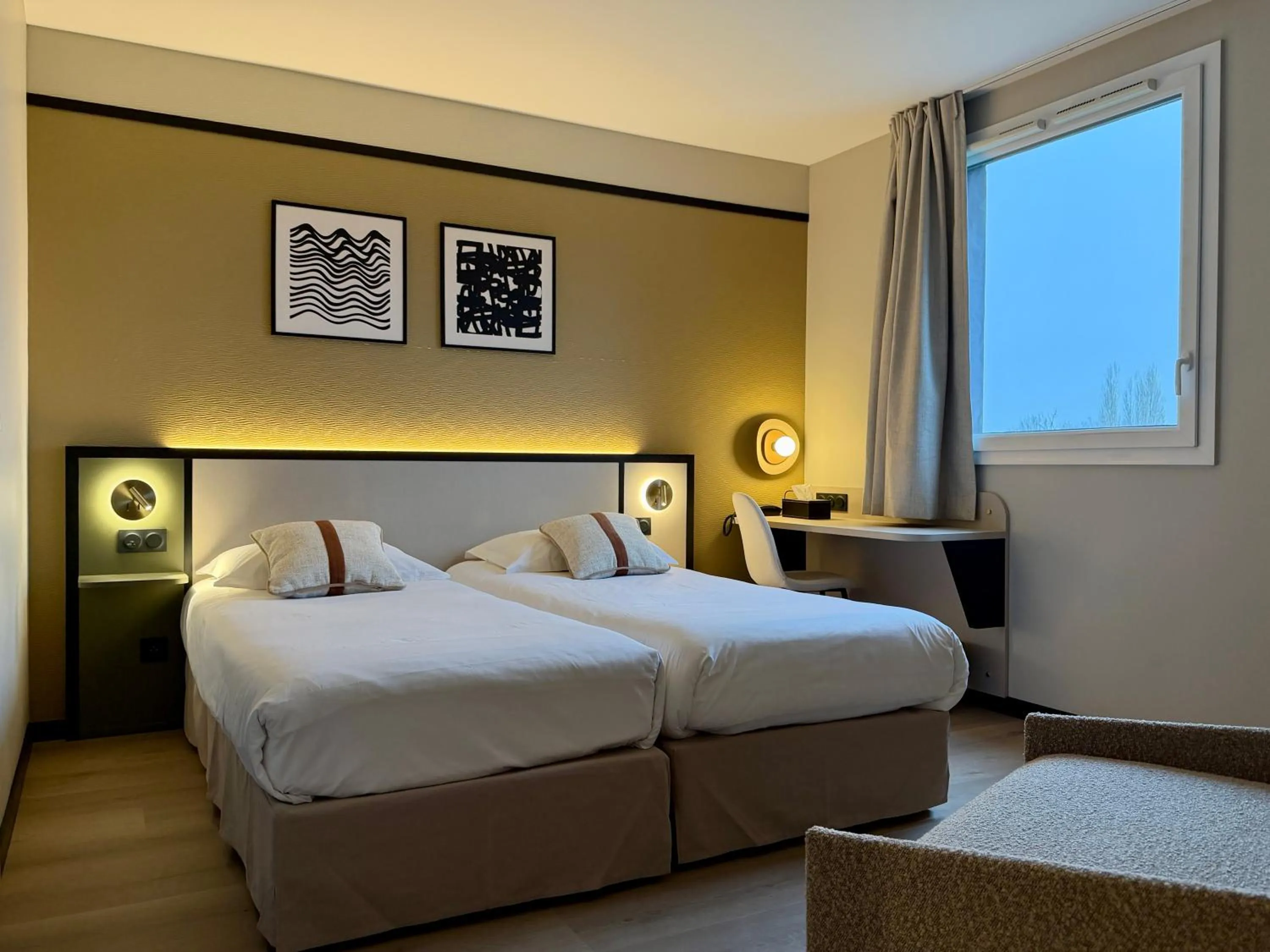 Bed in Brit Hotel Saint-Méen-le-Grand en Brocéliande