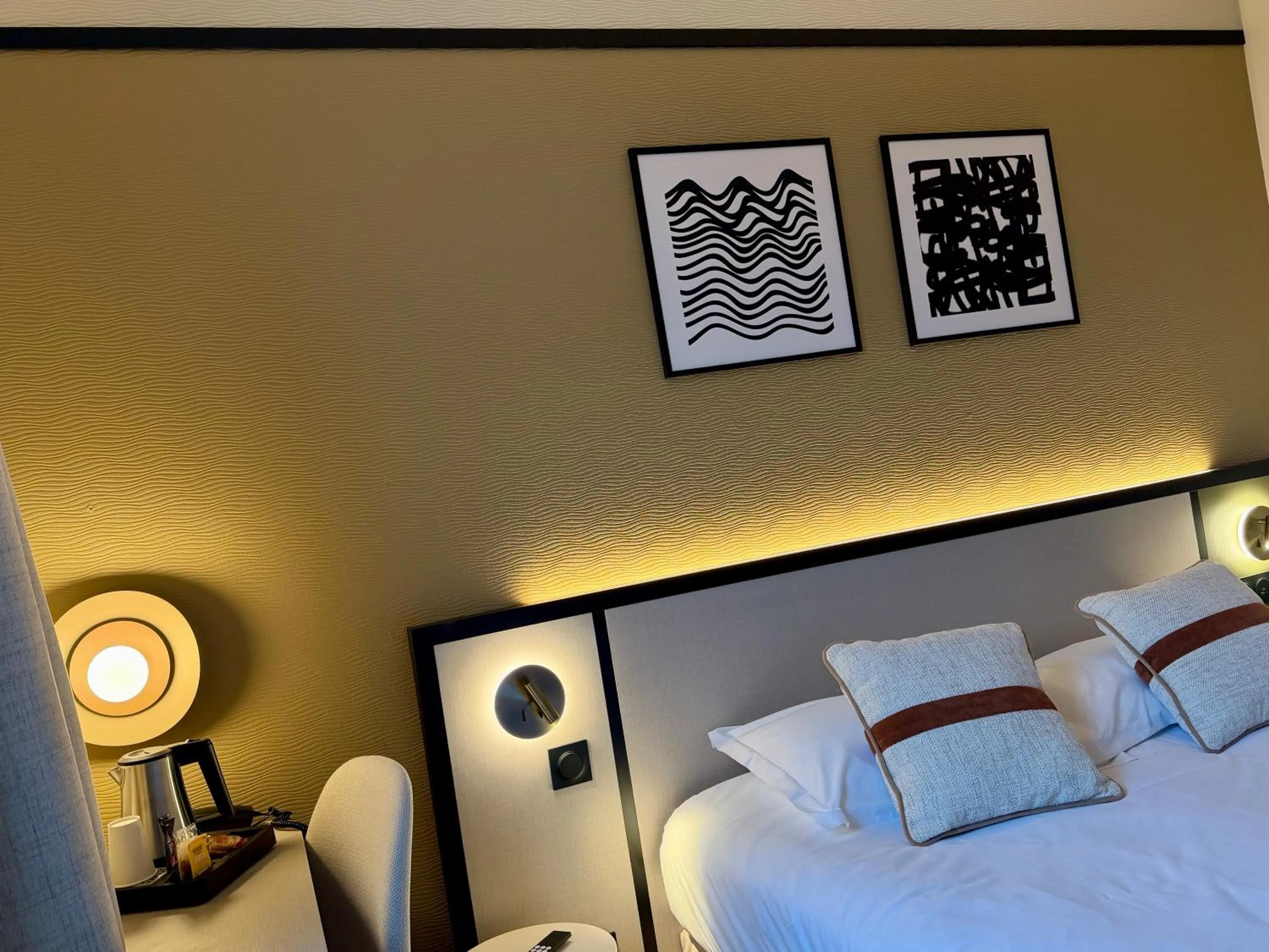 Coffee/tea facilities, Bed in Brit Hotel Saint-Méen-le-Grand en Brocéliande