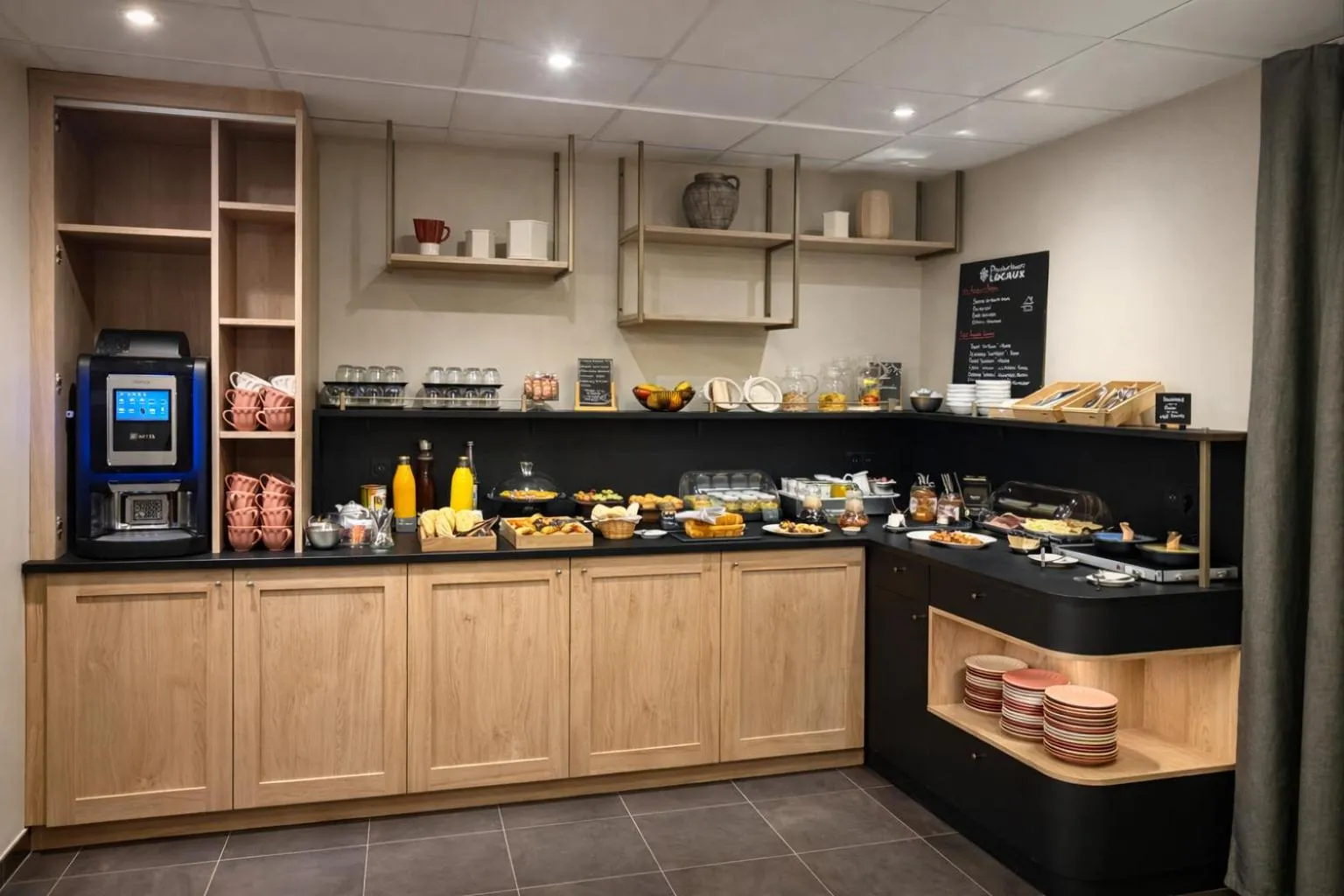 Buffet breakfast in Brit Hotel Saint-Méen-le-Grand en Brocéliande