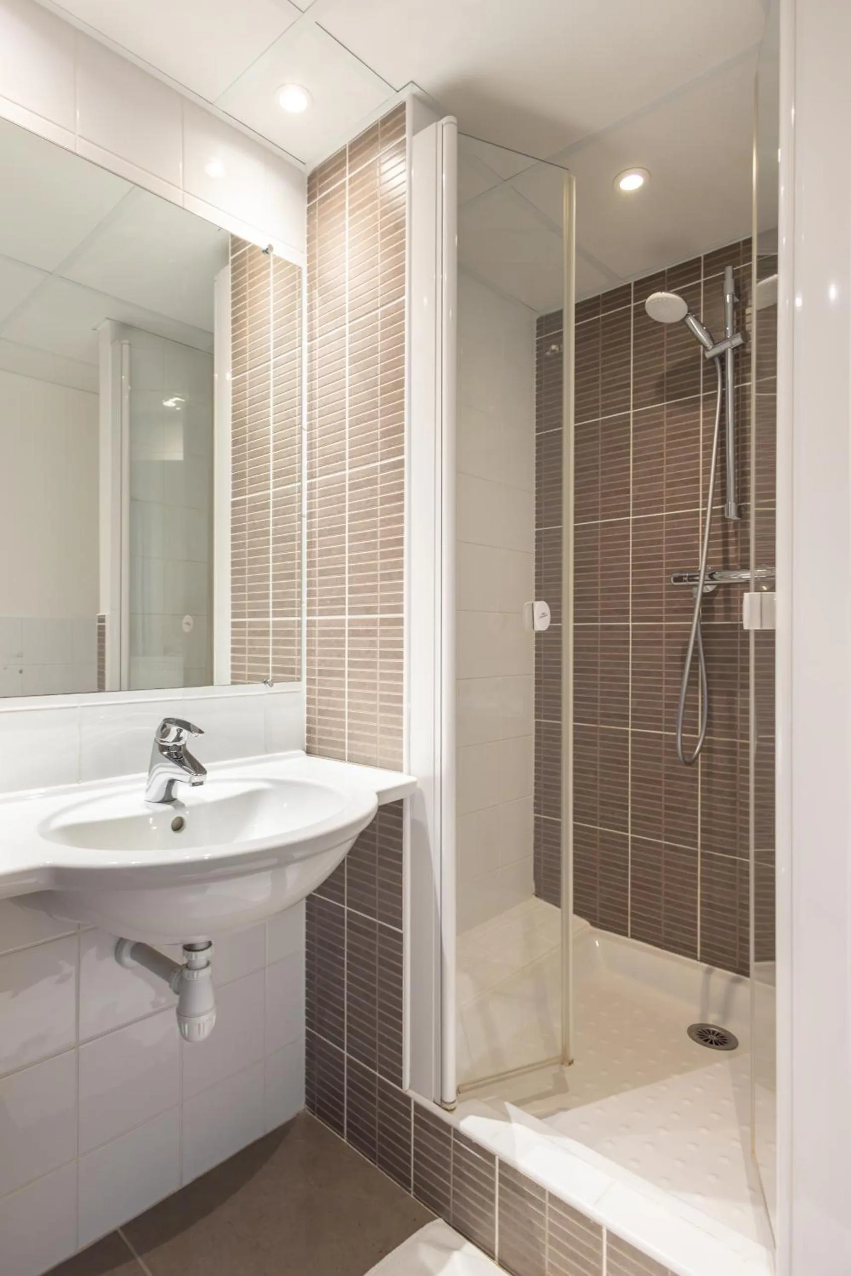 Shower in Brit Hotel Saint-Méen-le-Grand en Brocéliande