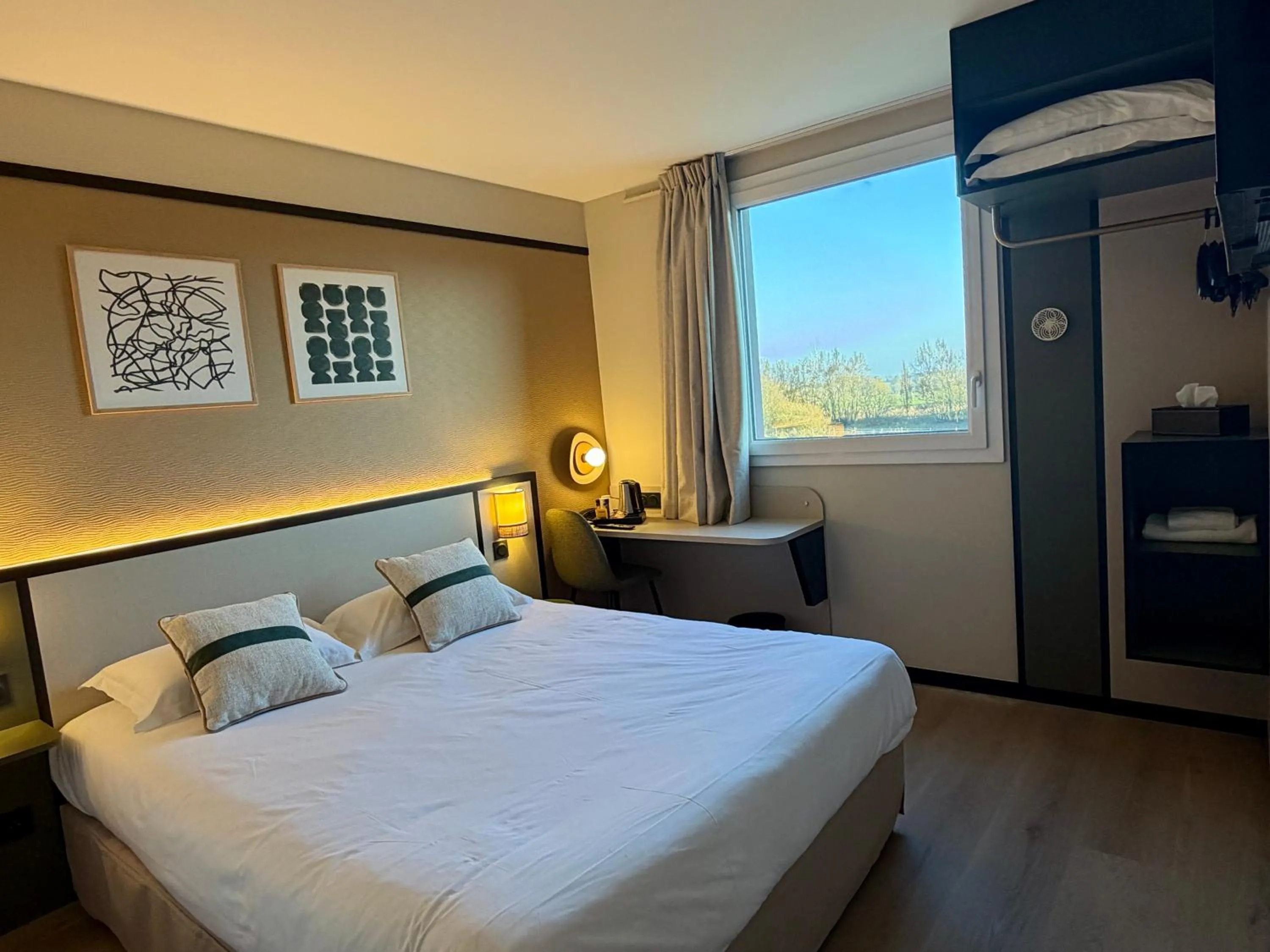 Bed in Brit Hotel Saint-Méen-le-Grand en Brocéliande