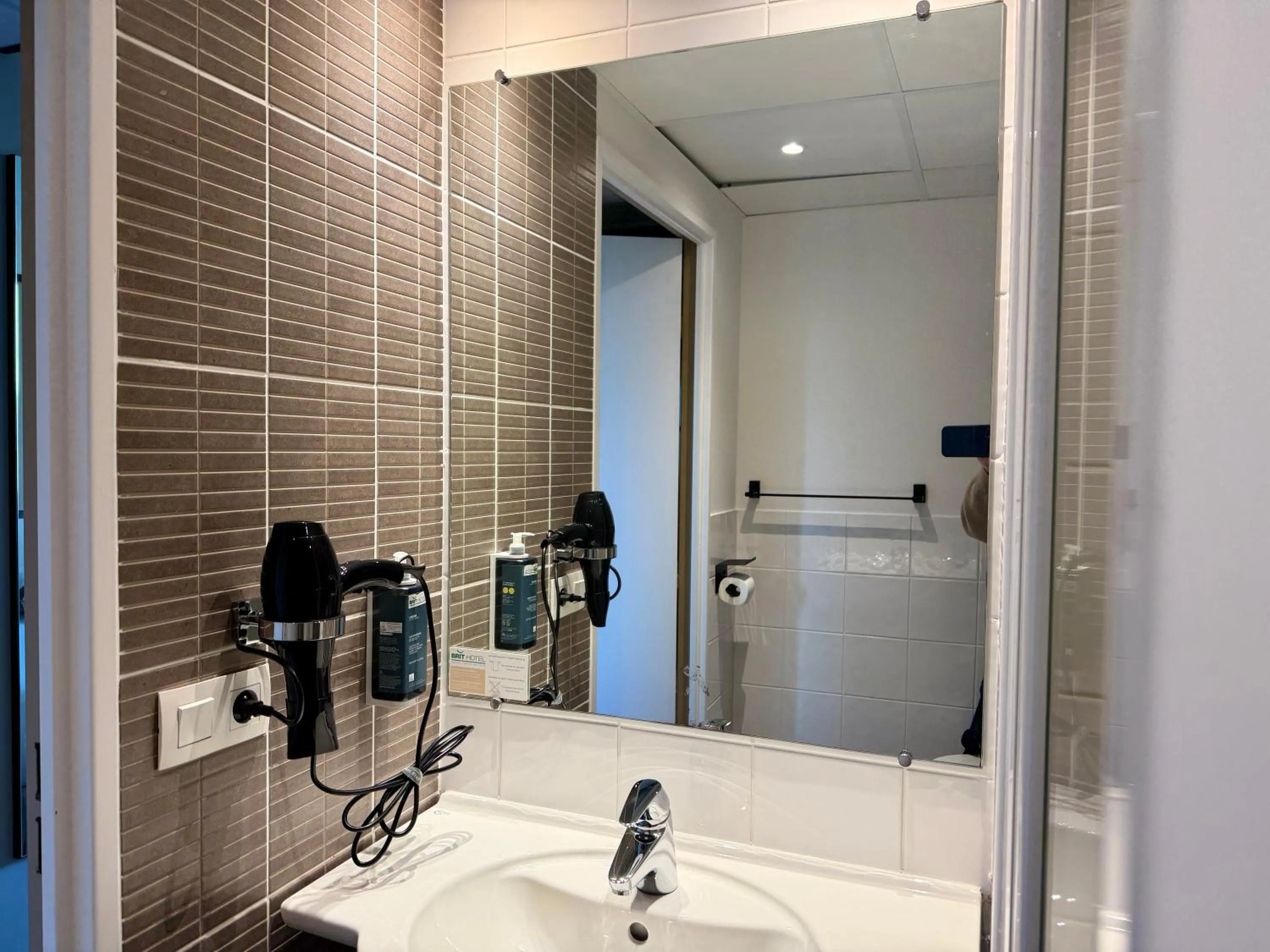 hair dryier in Brit Hotel Saint-Méen-le-Grand en Brocéliande