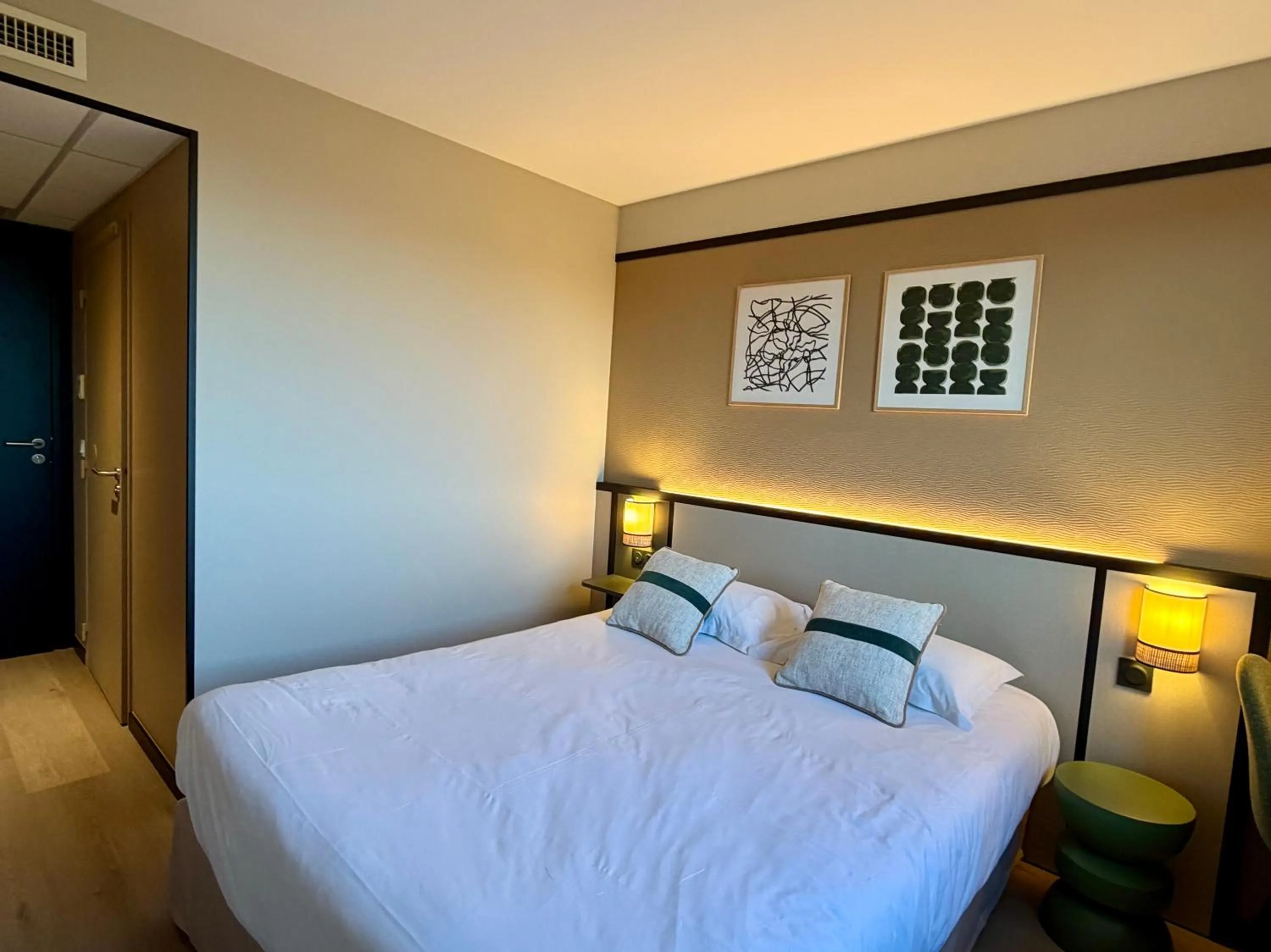 Bed in Brit Hotel Saint-Méen-le-Grand en Brocéliande