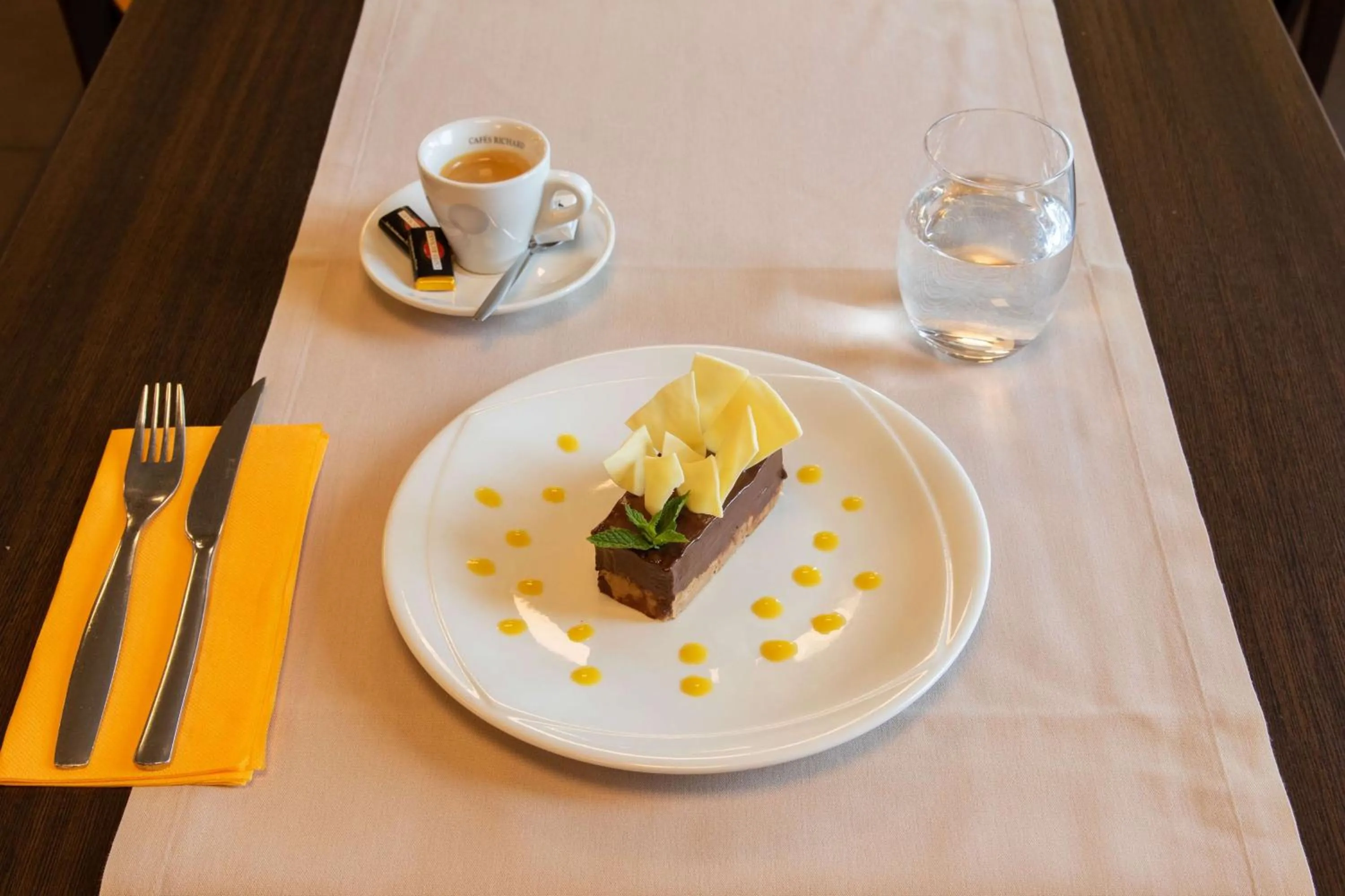 Restaurant/places to eat in Brit Hotel Saint-Méen-le-Grand en Brocéliande