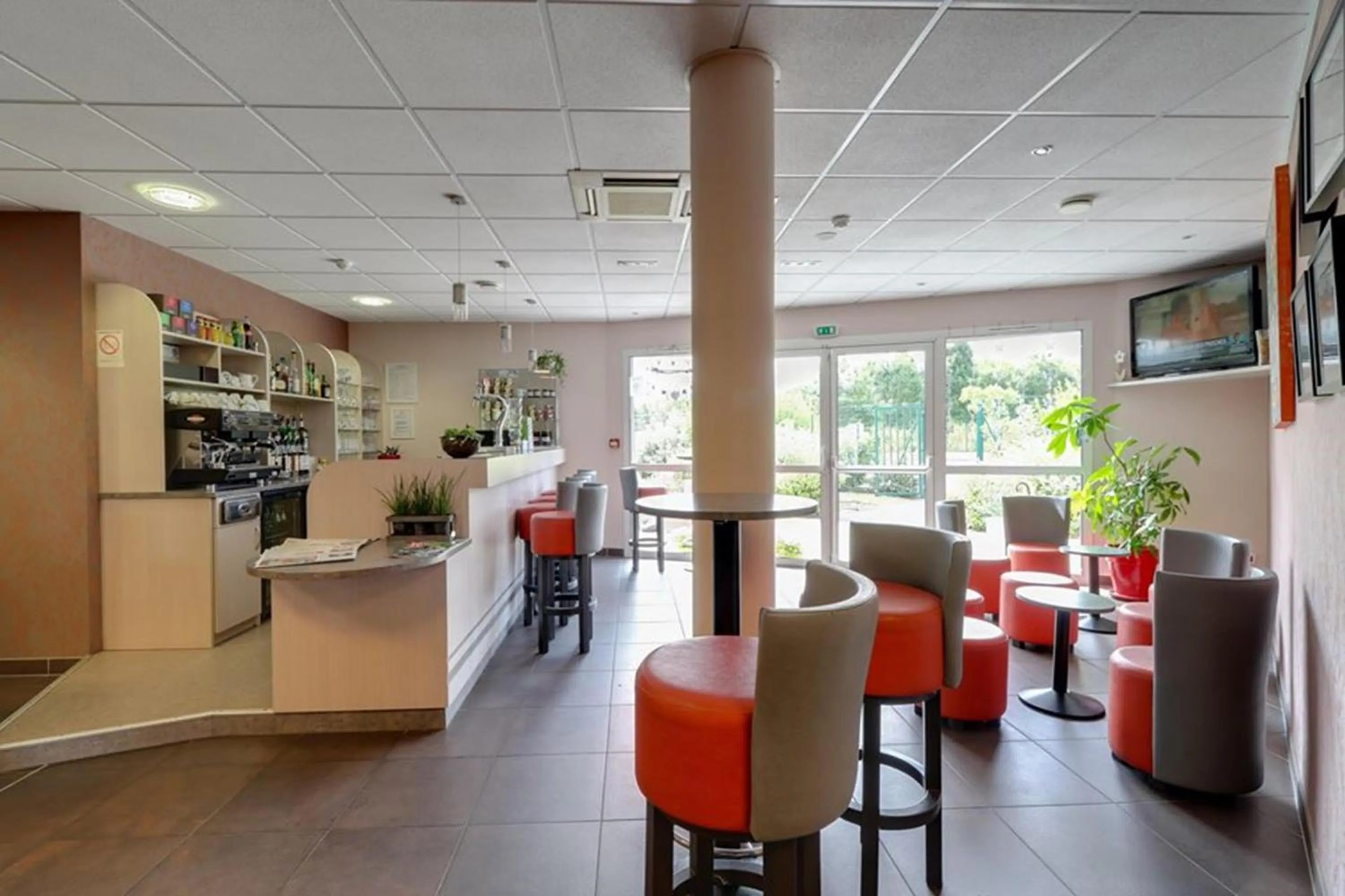 Lounge or bar in Brit Hotel Saint-Méen-le-Grand en Brocéliande