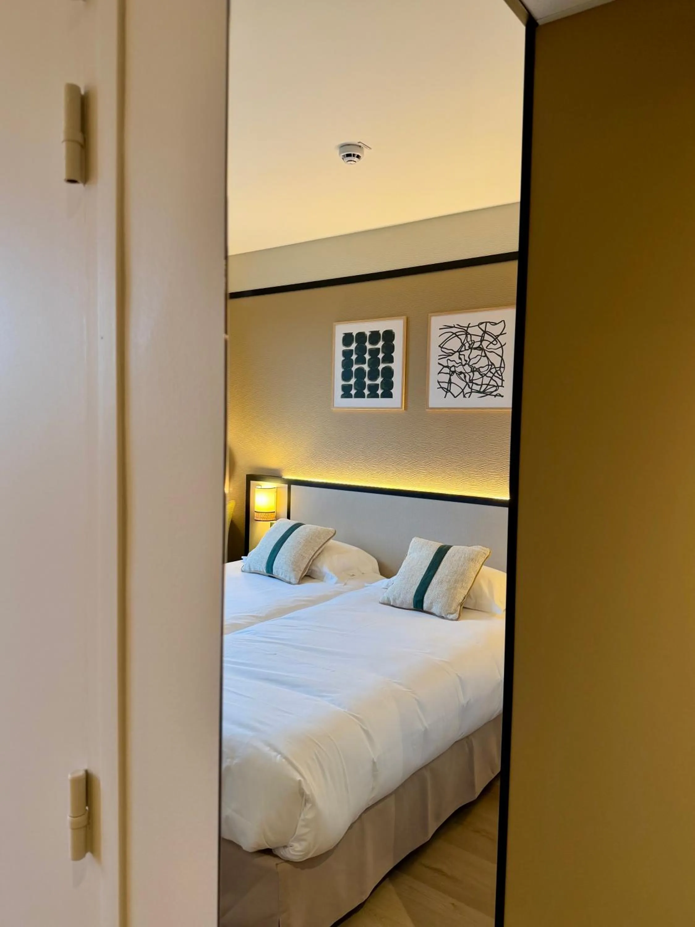 Decorative detail, Bed in Brit Hotel Saint-Méen-le-Grand en Brocéliande