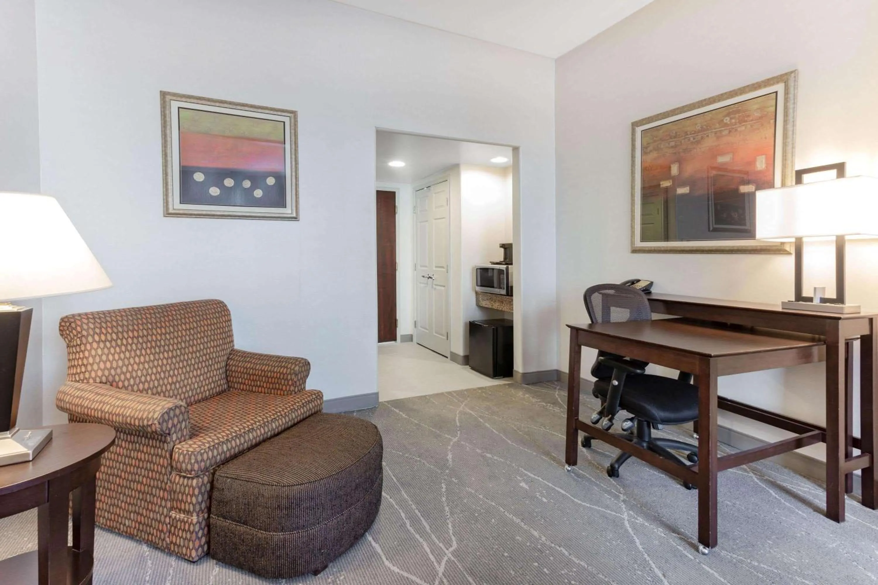 Photo of the whole room in Wingate by Wyndham Tinley Park