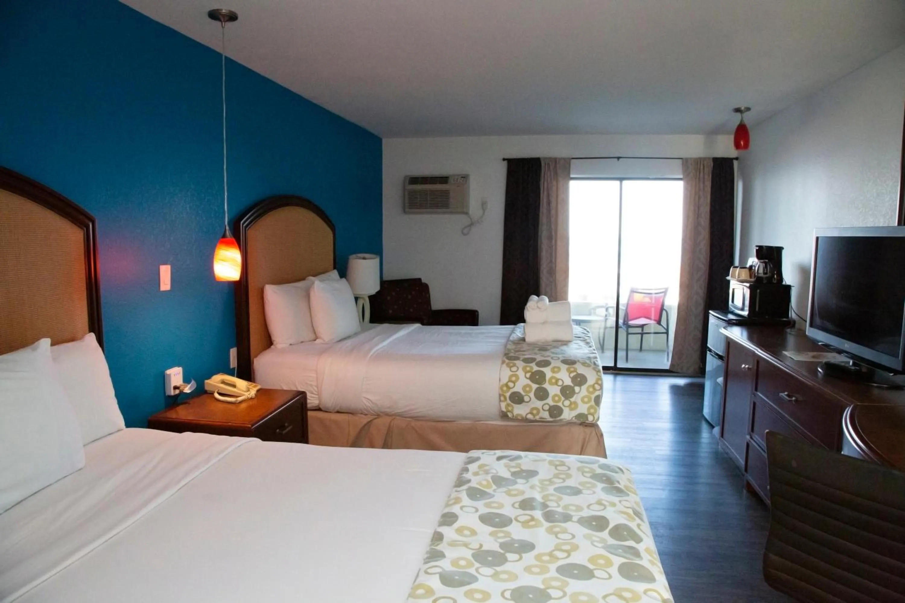 Photo of the whole room, Bed in Daytona Dream Inn By AmeriVu